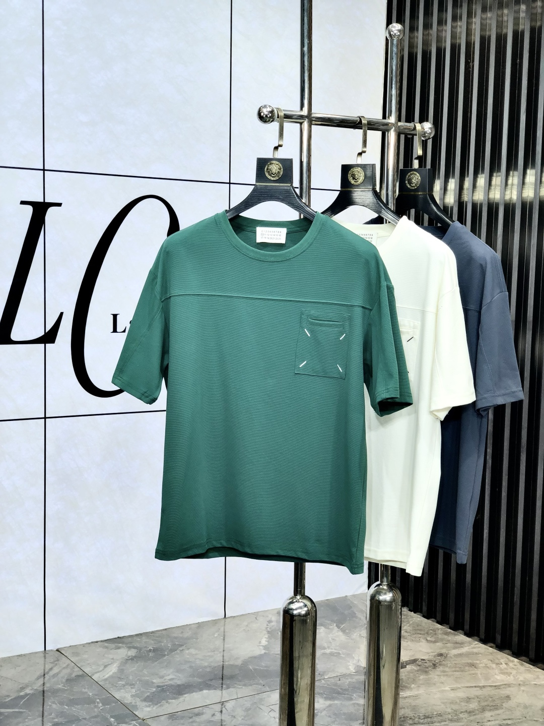 NO:143593,.Majila. 2025 spring and summer new product fashionable round neck short sleeve high-end custom versatile style!  More practical, anyone can easily control it. It is made of modal spandex fabric, luxurious and classic brand logo design, h is very high-end and must-have if you understand the goods!  The style is a slim fit style, very exquisite, 6 shows aura, and highlights the exquisiteness of men. This is the unique feature, the right slim fit, and the upper body effect is very good. Size L-4xL.xL wears 175/130,,masion margiela,T-shirt,alexander wang19860909.马吉拉. 2025春夏新品时尚圆领短袖高级定制百搭款式！更有实用感 任何人都可以轻松驾驭 采用莫代尔氨纶面料制作,奢华经典品牌logo设计,h非常显档次懂货的必须入！版型剪裁属于修身款 非常精致,6显气场,又会凸显男士的精致,这就是独到之处,恰到好处的修身,上身效果非常赞.尺码L-4xL.xL穿175/130,,masion margiela,T-shirt,alexander wang,Men's clothing