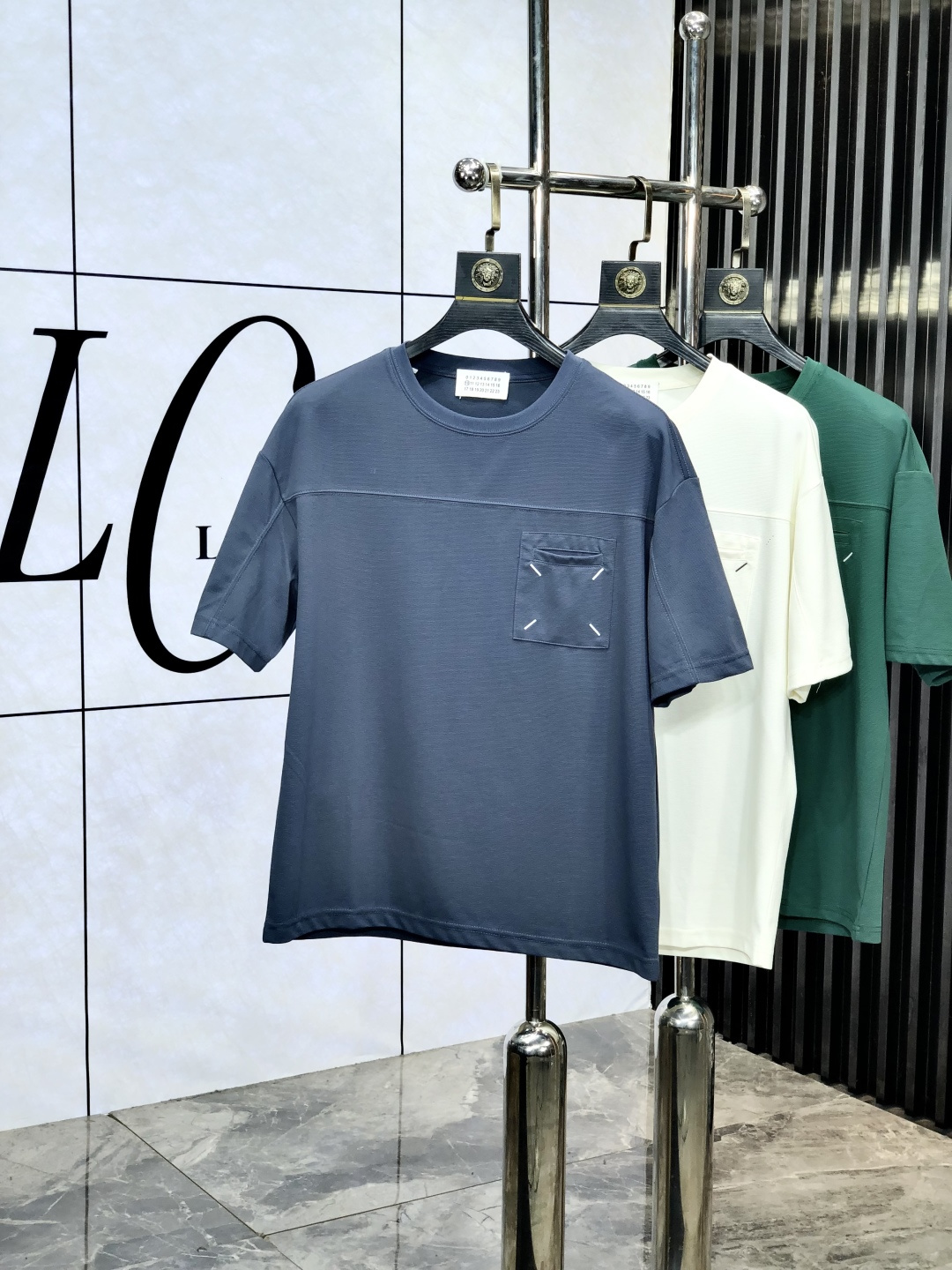 NO:143596,.Majira. 2025 spring and summer new product fashionable round neck short sleeve high-end custom versatile style!  More practical, anyone can easily control it. It is made of modal spandex fabric, luxurious and classic brand logo design, h is very high-end and must-have if you understand the goods!  The style is a slim fit style, very exquisite, 6 shows aura, and highlights the exquisiteness of men. This is the unique feature, the right slim fit, and the upper body effect is very good. Size L-4xL.xL wears 175/130,,masion margiela,T-shirt,alexander wang19860909.马吉拉.2025春夏新品时尚圆领短袖高级定制百搭款式！更有实用感 任何人都可以轻松驾驭 采用莫代尔氨纶面料制作,奢华经典品牌logo设计,h非常显档次懂货的必须入！版型剪裁属于修身款 非常精致,6显气场,又会凸显男士的精致,这就是独到之处,恰到好处的修身,上身效果非常赞.尺码L-4xL.xL穿175/130,,masion margiela,T-shirt,alexander wang,Men's clothing