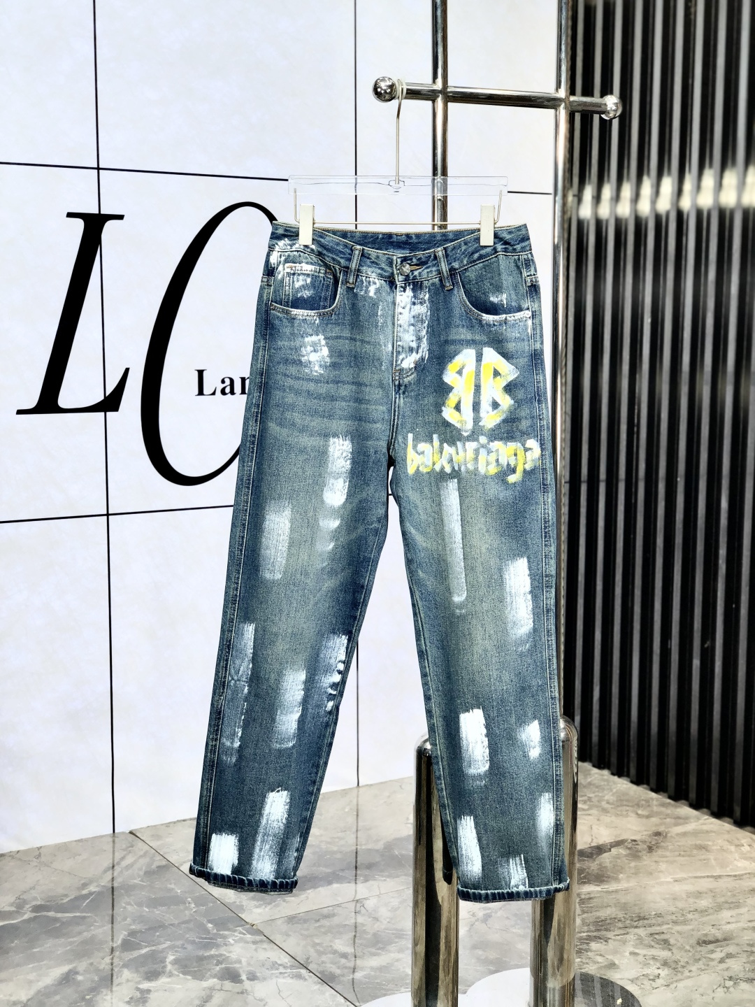 NO:143652,.Majira. 2025 spring and summer men's denning wide-leg jeans, official album poster outfit style!  Customer-supplied high-quality imported denim original color fabric, S specially selected Japanese Okayama pure 13oz ounce denim fabric, heavy environmentally friendly plant enzyme washing process, G texture has a light retro color, which is quite beautiful, and is very suitable for the early spring color matching. The fabric is soft and delicate after washing, but has a strong bones and a little elastic, providing an excellent comfort experience. There is no damage to any craft elements throughout the body, retaining the purest tannin color!  The whole body details are so perfect, exquisite and exquisite. The latest waist leather mark demonstrates the brand's characteristics. The original hardware of the counter and pure manual hand-painted ensure quality, and the wiring all reflects the ingenious craftsmanship!  The style is perfectly tailored, and the hip lifting effect is excellent. It can easily sweep any top matching in the wardrobe. It has extensive compatibility and is satisfied with various daily outfits. It has a lot of upper body styles and must-have trousers for quality control and 1V masturbation control!  Size 29--38,,masion margiela,jeans,alexander wang19860909.马吉拉.2025春夏男士丹宁阔腿牛仔裤,官宣画册海报穿搭款！ 客供高级进口的丹宁原色面料,s特选日本冈山纯正13oz 盎司牛仔布料,重磅环保植物酵素水洗工艺,g肌理有着淡淡的复古色彩,相当漂亮,极符合早春的配色,面料经过水洗后柔软细腻,但筋骨感极强,且略带弹力,提供了绝佳的舒适体验,通身无任何工艺元素破坏,保留了最纯粹的丹宁本色！通身细节完美如斯,精湛且考究,最新的腰部皮标彰显了品牌特质,专柜原版五金、纯人工手绘保证品质,走线无不体现出匠心工艺！版型剪裁完美,提臀修身效果绝佳,可轻松横扫衣橱任何的上装搭配,兼容性广泛,满足于日常各种穿搭,上身型款十足,于品质控及1V迷控者必入型裤装！ 尺码29--38,,masion margiela,jeans,alexander wang,Men's clothing