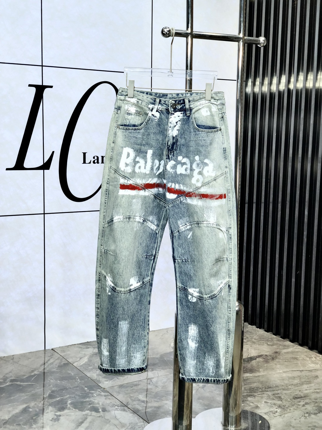 NO:143643,.Balenicaga. 2025 early spring men's denning wide-leg jeans, official album poster outfit style!  Customer-supplied high-quality imported denim original color fabric, S specially selected Japanese Okayama pure 13oz ounce denim fabric, heavy environmentally friendly plant enzyme washing process, G texture has a light retro color, which is quite beautiful, and is very suitable for the early spring color matching. The fabric is soft and delicate after washing, but has a strong bones and a little elastic, providing an excellent comfort experience. There is no damage to any craft elements throughout the body, retaining the purest tannin color!  The whole body details are so perfect, exquisite and exquisite. The latest waist leather mark demonstrates the brand's characteristics. The original hardware of the counter and pure manual hand-painted ensure quality, and the wiring all reflects the ingenious craftsmanship!  The style is perfectly tailored, and the hip lifting effect is excellent. It can easily sweep any top matching in the wardrobe. It has extensive compatibility and is satisfied with various daily outfits. It has a lot of upper body styles and must-have trousers for quality control and 1V masturbation control!  Size 29--38, balenciaga, jeans, alexander wang19860909.巴黎世家.2025早春男士丹宁阔腿牛仔裤,官宣画册海报穿搭款！ 客供高级进口的丹宁原色面料,s特选日本冈山纯正13oz 盎司牛仔布料,重磅环保植物酵素水洗工艺,g肌理有着淡淡的复古色彩,相当漂亮,极符合早春的配色,面料经过水洗后柔软细腻,但筋骨感极强,且略带弹力,提供了绝佳的舒适体验,通身无任何工艺元素破坏,保留了最纯粹的丹宁本色！通身细节完美如斯,精湛且考究,最新的腰部皮标彰显了品牌特质,专柜原版五金、纯人工手绘保证品质,走线无不体现出匠心工艺！版型剪裁完美,提臀修身效果绝佳,可轻松横扫衣橱任何的上装搭配,兼容性广泛,满足于日常各种穿搭,上身型款十足,于品质控及1V迷控者必入型裤装！ 尺码29--38,,balenciaga,jeans,alexander wang,Men's clothing