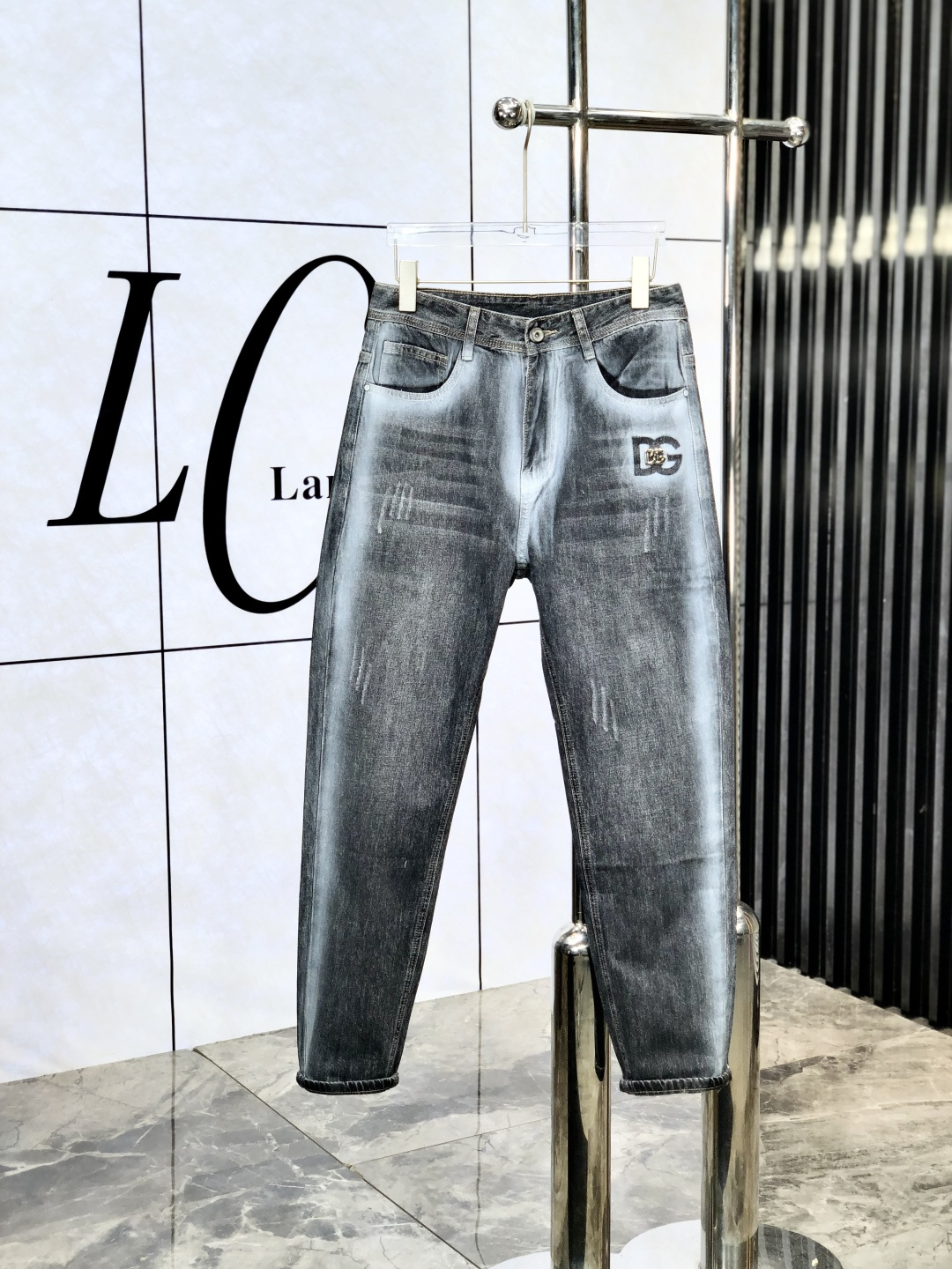 NO:143661,.D&G. 2025 spring and summer men's denning wide-leg jeans, official album poster outfits!  Customer-supplied high-quality imported denim original color fabric, S specially selected Japanese Okayama pure 13oz ounce denim fabric, heavy environmentally friendly plant enzyme washing process, G texture has a light retro color, which is quite beautiful, and is very suitable for the early spring color matching. The fabric is soft and delicate after washing, but has a strong bones and a little elastic, providing an excellent comfort experience. There is no damage to any craft elements throughout the body, retaining the purest tannin color!  The whole body details are so perfect, exquisite and exquisite. The latest waist leather mark demonstrates the brand's characteristics. The original hardware of the counter and pure manual hand-painted ensure quality, and the wiring all reflects the ingenious craftsmanship!  The style is perfectly tailored, and the hip lifting effect is excellent. It can easily sweep any top matching in the wardrobe. It has extensive compatibility and is satisfied with various daily outfits. It has a lot of upper body styles and must-have trousers for quality control and 1V masturbation control!  Size 29--38, Dolce & Gabbana, jeans, alexander wang19860909.D&G.2025春夏男士丹宁阔腿牛仔裤,官宣画册海报穿搭款！ 客供高级进口的丹宁原色面料,s特选日本冈山纯正13oz 盎司牛仔布料,重磅环保植物酵素水洗工艺,g肌理有着淡淡的复古色彩,相当漂亮,极符合早春的配色,面料经过水洗后柔软细腻,但筋骨感极强,且略带弹力,提供了绝佳的舒适体验,通身无任何工艺元素破坏,保留了最纯粹的丹宁本色！通身细节完美如斯,精湛且考究,最新的腰部皮标彰显了品牌特质,专柜原版五金、纯人工手绘保证品质,走线无不体现出匠心工艺！版型剪裁完美,提臀修身效果绝佳,可轻松横扫衣橱任何的上装搭配,兼容性广泛,满足于日常各种穿搭,上身型款十足,于品质控及1V迷控者必入型裤装！ 尺码29--38,,Dolce&Gabbana,jeans,alexander wang,Men's clothing