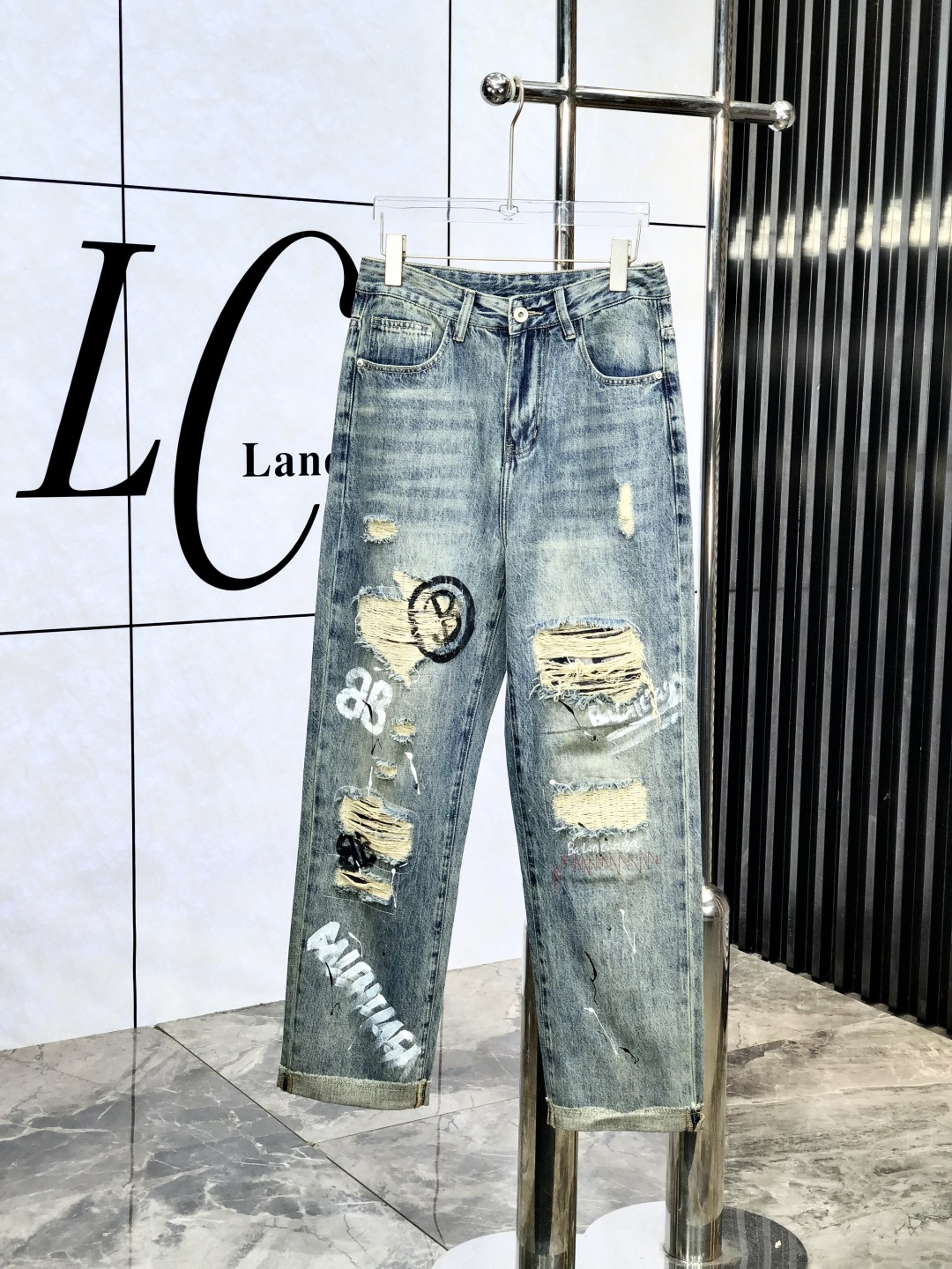 NO:143672,.Balenicaga. 2025 Spring and Summer Men's Danning Wide-Legging Jeans, Officially announced album poster outfits!  Customer-supplied high-quality imported denim original color fabric, S specially selected Japanese Okayama pure 13oz ounce denim fabric, heavy environmentally friendly plant enzyme washing process, G texture has a light retro color, which is quite beautiful, and is very suitable for the early spring color matching. The fabric is soft and delicate after washing, but has a strong bones and a little elastic, providing an excellent comfort experience. There is no damage to any craft elements throughout the body, retaining the purest tannin color!  The whole body details are so perfect, exquisite and exquisite. The latest waist leather mark demonstrates the brand's characteristics. The original hardware of the counter and pure manual hand-painted ensure quality, and the wiring all reflects the ingenious craftsmanship!  The style is perfectly tailored, and the hip lifting effect is excellent. It can easily sweep any top matching in the wardrobe. It has extensive compatibility and is satisfied with various daily outfits. It has a lot of upper body styles and must-have trousers for quality control and 1V masturbation control!  Size 29--38, balenciaga, jeans, alexander wang19860909.巴黎世家.2025春夏 男士丹宁阔腿牛仔裤,官宣画册海报穿搭款！ 客供高级进口的丹宁原色面料,s特选日本冈山纯正13oz 盎司牛仔布料,重磅环保植物酵素水洗工艺,g肌理有着淡淡的复古色彩,相当漂亮,极符合早春的配色,面料经过水洗后柔软细腻,但筋骨感极强,且略带弹力,提供了绝佳的舒适体验,通身无任何工艺元素破坏,保留了最纯粹的丹宁本色！通身细节完美如斯,精湛且考究,最新的腰部皮标彰显了品牌特质,专柜原版五金、纯人工手绘保证品质,走线无不体现出匠心工艺！版型剪裁完美,提臀修身效果绝佳,可轻松横扫衣橱任何的上装搭配,兼容性广泛,满足于日常各种穿搭,上身型款十足,于品质控及1V迷控者必入型裤装！ 尺码29--38,,balenciaga,jeans,alexander wang,Men's clothing