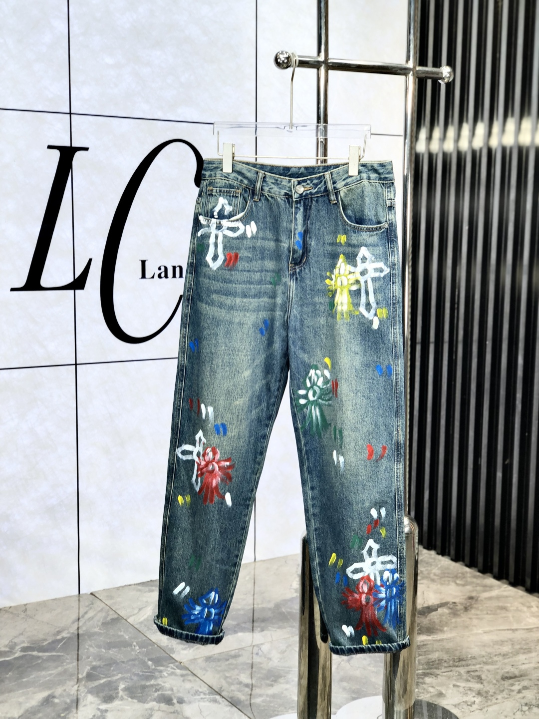 NO:143682,.Croxin. 2025 spring and summer men's denning wide-leg jeans, official album poster outfits!  Customer-supplied high-quality imported denim original color fabric, S specially selected Japanese Okayama pure 13oz ounce denim fabric, heavy environmentally friendly plant enzyme washing process, G texture has a light retro color, which is quite beautiful, and is very suitable for the early spring color matching. The fabric is soft and delicate after washing, but has a strong bones and a little elastic, providing an excellent comfort experience. There is no damage to any craft elements throughout the body, retaining the purest tannin color!  The whole body details are so perfect, exquisite and exquisite. The latest waist leather mark demonstrates the brand's characteristics. The original hardware of the counter and pure manual hand-painted ensure quality, and the wiring all reflects the ingenious craftsmanship!  The style is perfectly tailored, and the hip lifting effect is excellent. It can easily sweep any top matching in the wardrobe. It has extensive compatibility and is satisfied with various daily outfits. It has a lot of upper body styles and must-have trousers for quality control and 1V masturbation control!  Size 29--38, Chrome hearts, jeans, alexander wang19860909.克罗心.2025春夏男士丹宁阔腿牛仔裤,官宣画册海报穿搭款！ 客供高级进口的丹宁原色面料,s特选日本冈山纯正13oz 盎司牛仔布料,重磅环保植物酵素水洗工艺,g肌理有着淡淡的复古色彩,相当漂亮,极符合早春的配色,面料经过水洗后柔软细腻,但筋骨感极强,且略带弹力,提供了绝佳的舒适体验,通身无任何工艺元素破坏,保留了最纯粹的丹宁本色！通身细节完美如斯,精湛且考究,最新的腰部皮标彰显了品牌特质,专柜原版五金、纯人工手绘保证品质,走线无不体现出匠心工艺！版型剪裁完美,提臀修身效果绝佳,可轻松横扫衣橱任何的上装搭配,兼容性广泛,满足于日常各种穿搭,上身型款十足,于品质控及1V迷控者必入型裤装！ 尺码29--38,,chrome hearts,jeans,alexander wang,Men's clothing