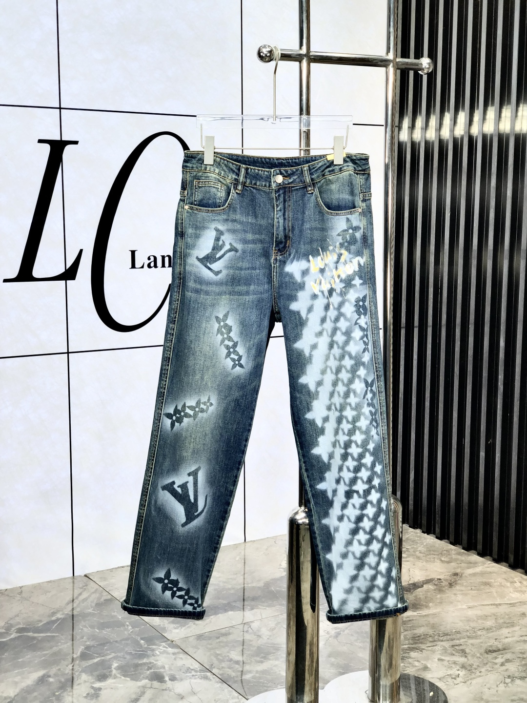 NO:143693,.Lv.2025 spring and summer men's denning wide-leg jeans, official album poster outfit style!  Customer-supplied high-quality imported denim original color fabric, S specially selected Japanese Okayama pure 13oz ounce denim fabric, heavy environmentally friendly plant enzyme washing process, G texture has a light retro color, which is quite beautiful, and is very suitable for the early spring color matching. The fabric is soft and delicate after washing, but has a strong bones and a little elastic, providing an excellent comfort experience. There is no damage to any craft elements throughout the body, retaining the purest tannin color!  The whole body details are so perfect, exquisite and exquisite. The latest waist leather mark demonstrates the brand's characteristics. The original hardware of the counter and pure manual hand-painted ensure quality, and the wiring all reflects the ingenious craftsmanship!  The style is perfectly tailored, and the hip lifting effect is excellent. It can easily sweep any top matching in the wardrobe. It has extensive compatibility and is satisfied with various daily outfits. It has a lot of upper body styles and must-have trousers for quality control and 1V masturbation control!  Size 29--38, louis vuitton, jeans, alexander wang19860909.Lv.2025春夏男士丹宁阔腿牛仔裤,官宣画册海报穿搭款！ 客供高级进口的丹宁原色面料,s特选日本冈山纯正13oz 盎司牛仔布料,重磅环保植物酵素水洗工艺,g肌理有着淡淡的复古色彩,相当漂亮,极符合早春的配色,面料经过水洗后柔软细腻,但筋骨感极强,且略带弹力,提供了绝佳的舒适体验,通身无任何工艺元素破坏,保留了最纯粹的丹宁本色！通身细节完美如斯,精湛且考究,最新的腰部皮标彰显了品牌特质,专柜原版五金、纯人工手绘保证品质,走线无不体现出匠心工艺！版型剪裁完美,提臀修身效果绝佳,可轻松横扫衣橱任何的上装搭配,兼容性广泛,满足于日常各种穿搭,上身型款十足,于品质控及1V迷控者必入型裤装！ 尺码29--38,,louis vuitton,jeans,alexander wang,Men's clothing