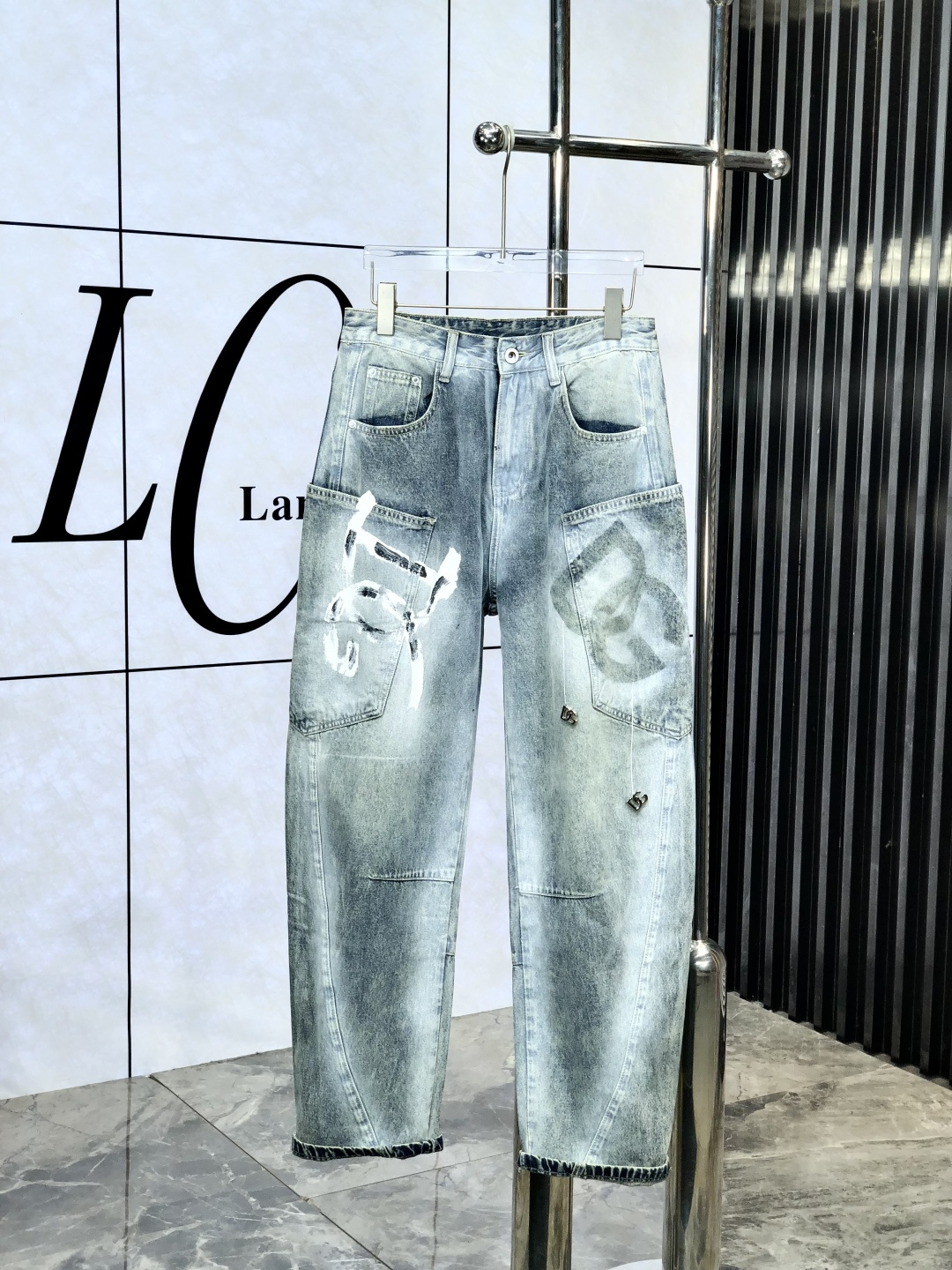 NO:143705,.D&G. 2025 spring and summer men's denning wide-leg jeans, official album poster outfits!  Customer-supplied high-quality imported denim original color fabric, S specially selected Japanese Okayama pure 13oz ounce denim fabric, heavy environmentally friendly plant enzyme washing process, G texture has a light retro color, which is quite beautiful, and is very suitable for the early spring color matching. The fabric is soft and delicate after washing, but has a strong bones and a little elastic, providing an excellent comfort experience. There is no damage to any craft elements throughout the body, retaining the purest tannin color!  The whole body details are so perfect, exquisite and exquisite. The latest waist leather mark demonstrates the brand's characteristics. The original hardware of the counter and pure manual hand-painted ensure quality, and the wiring all reflects the ingenious craftsmanship!  The style is perfectly tailored, and the hip lifting effect is excellent. It can easily sweep any top matching in the wardrobe. It has extensive compatibility and is satisfied with various daily outfits. It has a lot of upper body styles and must-have trousers for quality control and 1V masturbation control!  Size 29--38, Dolce & Gabbana, jeans, alexander wang19860909.D&G.2025春夏男士丹宁阔腿牛仔裤,官宣画册海报穿搭款！ 客供高级进口的丹宁原色面料,s特选日本冈山纯正13oz 盎司牛仔布料,重磅环保植物酵素水洗工艺,g肌理有着淡淡的复古色彩,相当漂亮,极符合早春的配色,面料经过水洗后柔软细腻,但筋骨感极强,且略带弹力,提供了绝佳的舒适体验,通身无任何工艺元素破坏,保留了最纯粹的丹宁本色！通身细节完美如斯,精湛且考究,最新的腰部皮标彰显了品牌特质,专柜原版五金、纯人工手绘保证品质,走线无不体现出匠心工艺！版型剪裁完美,提臀修身效果绝佳,可轻松横扫衣橱任何的上装搭配,兼容性广泛,满足于日常各种穿搭,上身型款十足,于品质控及1V迷控者必入型裤装！ 尺码29--38,,Dolce&Gabbana,jeans,alexander wang,Men's clothing