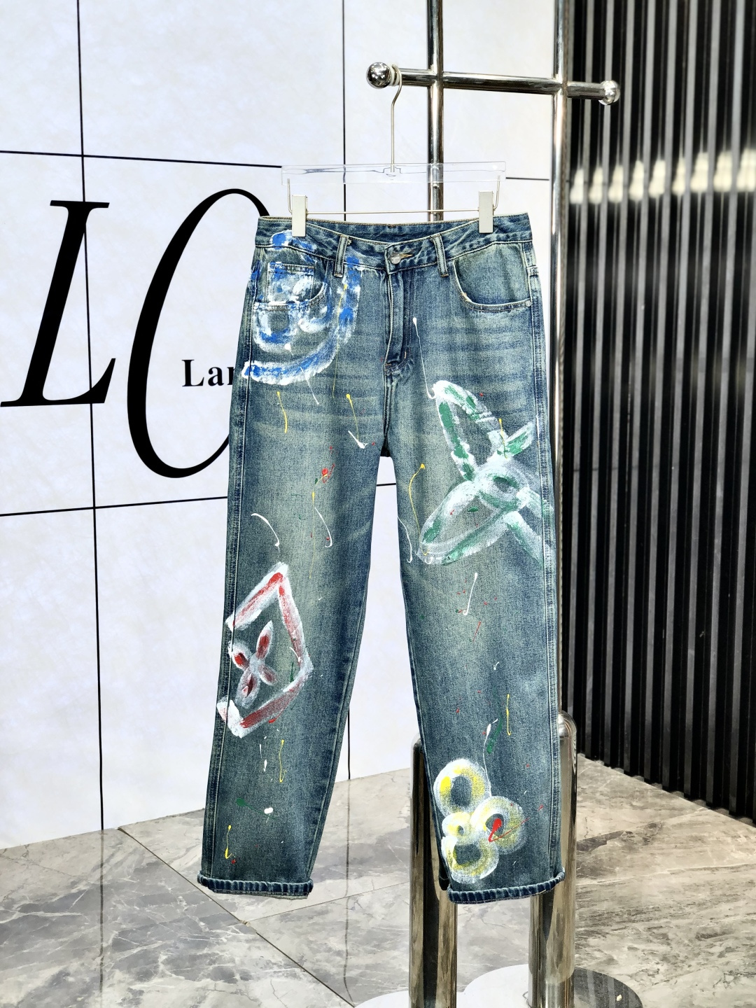 NO:143714,.LV. 2025 spring and summer men's denning wide-leg jeans, official album poster outfit style!  Customer-supplied high-quality imported denim original color fabric, S specially selected Japanese Okayama pure 13oz ounce denim fabric, heavy environmentally friendly plant enzyme washing process, G texture has a light retro color, which is quite beautiful, and is very suitable for the early spring color matching. The fabric is soft and delicate after washing, but has a strong bones and a little elastic, providing an excellent comfort experience. There is no damage to any craft elements throughout the body, retaining the purest tannin color!  The whole body details are so perfect, exquisite and exquisite. The latest waist leather mark demonstrates the brand's characteristics. The original hardware of the counter and pure manual hand-painted ensure quality, and the wiring all reflects the ingenious craftsmanship!  The style is perfectly tailored, and the hip lifting effect is excellent. It can easily sweep any top matching in the wardrobe. It has extensive compatibility and is satisfied with various daily outfits. It has a lot of upper body styles and must-have trousers for quality control and 1V masturbation control!  Size 29--38, louis vuitton, jeans, alexander wang19860909.LV.2025春夏男士丹宁阔腿牛仔裤,官宣画册海报穿搭款！ 客供高级进口的丹宁原色面料,s特选日本冈山纯正13oz 盎司牛仔布料,重磅环保植物酵素水洗工艺,g肌理有着淡淡的复古色彩,相当漂亮,极符合早春的配色,面料经过水洗后柔软细腻,但筋骨感极强,且略带弹力,提供了绝佳的舒适体验,通身无任何工艺元素破坏,保留了最纯粹的丹宁本色！通身细节完美如斯,精湛且考究,最新的腰部皮标彰显了品牌特质,专柜原版五金、纯人工手绘保证品质,走线无不体现出匠心工艺！版型剪裁完美,提臀修身效果绝佳,可轻松横扫衣橱任何的上装搭配,兼容性广泛,满足于日常各种穿搭,上身型款十足,于品质控及1V迷控者必入型裤装！ 尺码29--38,,louis vuitton,jeans,alexander wang,Men's clothing