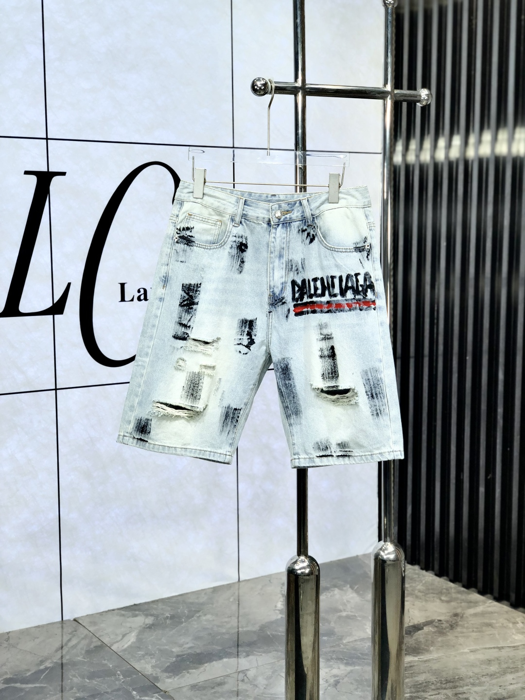 NO:143641,.Balenicaga. 2025 spring and summer men's denning wide-leg jeans, officially announced album poster outfits!  Customer-supplied high-quality imported denim original color fabric, S specially selected Japanese Okayama pure 13oz ounce denim fabric, heavy environmentally friendly plant enzyme washing process, G texture has a light retro color, which is quite beautiful, and is very suitable for the early spring color matching. The fabric is soft and delicate after washing, but has a strong bones and a little elastic, providing an excellent comfort experience. There is no damage to any craft elements throughout the body, retaining the purest tannin color!  The whole body details are so perfect, exquisite and exquisite. The latest waist leather mark demonstrates the brand's characteristics. The original hardware of the counter and pure manual hand-painted ensure quality, and the wiring all reflects the ingenious craftsmanship!  The style is perfectly tailored, and the hip lifting effect is excellent. It can easily sweep any top matching in the wardrobe. It has extensive compatibility and is satisfied with various daily outfits. It has a lot of upper body styles and must-have trousers for quality control and 1V masturbation control!  Size 29--38, balenciaga, jeans, alexander wang19860909.巴黎世家. 2025春夏男士丹宁阔腿牛仔裤,官宣画册海报穿搭款！ 客供高级进口的丹宁原色面料,s特选日本冈山纯正13oz 盎司牛仔布料,重磅环保植物酵素水洗工艺,g肌理有着淡淡的复古色彩,相当漂亮,极符合早春的配色,面料经过水洗后柔软细腻,但筋骨感极强,且略带弹力,提供了绝佳的舒适体验,通身无任何工艺元素破坏,保留了最纯粹的丹宁本色！通身细节完美如斯,精湛且考究,最新的腰部皮标彰显了品牌特质,专柜原版五金、纯人工手绘保证品质,走线无不体现出匠心工艺！版型剪裁完美,提臀修身效果绝佳,可轻松横扫衣橱任何的上装搭配,兼容性广泛,满足于日常各种穿搭,上身型款十足,于品质控及1V迷控者必入型裤装！ 尺码29--38,,balenciaga,jeans,alexander wang,Men's clothing