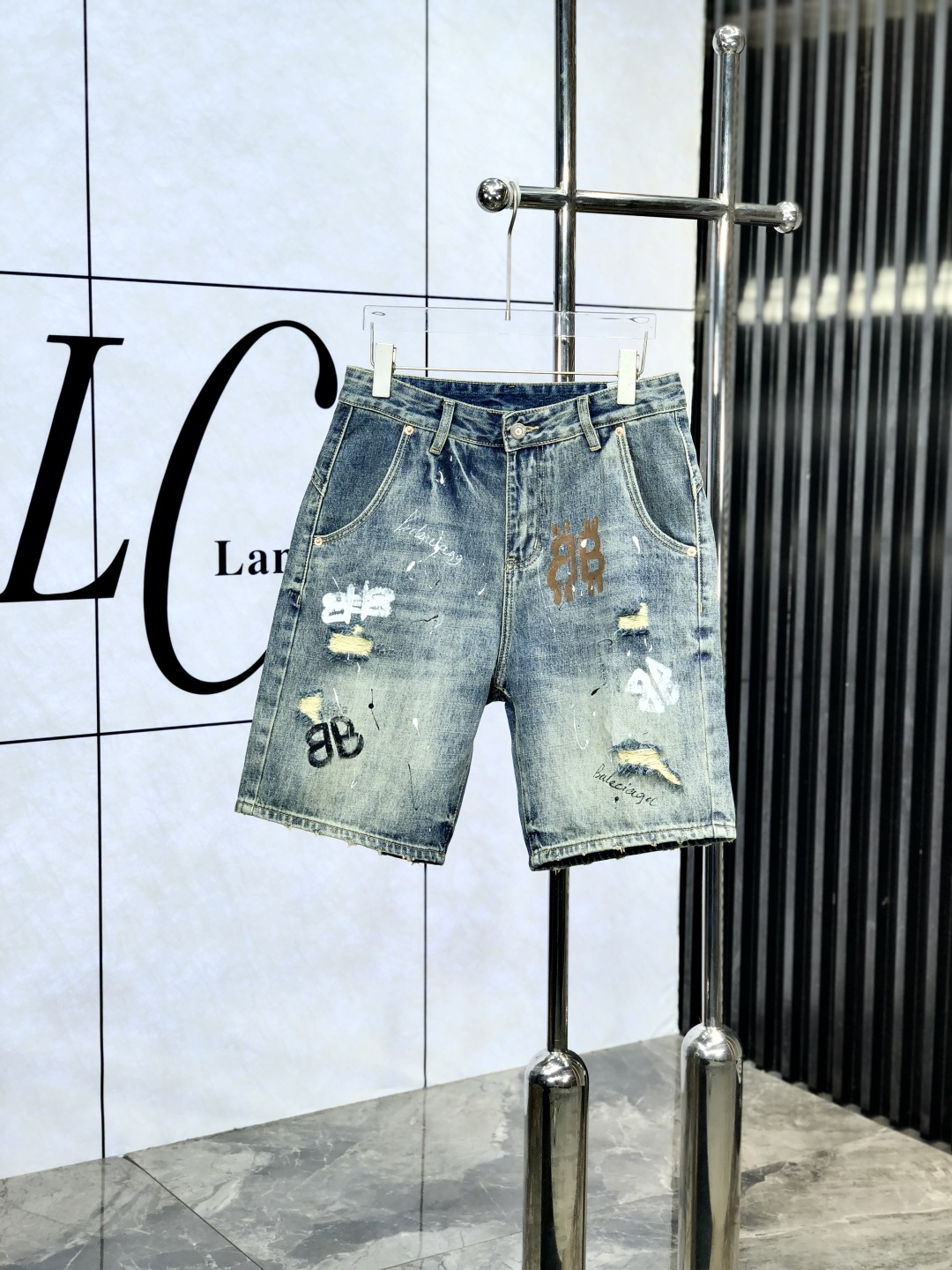 NO:143723,.Balenica. 2025 spring and summer men's denning wide-leg jeans, officially announced album poster outfits!  Customer-supplied high-quality imported denim original color fabric, S specially selected Japanese Okayama pure 13oz ounce denim fabric, heavy environmentally friendly plant enzyme washing process, G texture has a light retro color, which is quite beautiful, and is very suitable for the early spring color matching. The fabric is soft and delicate after washing, but has a strong bones and a little elastic, providing an excellent comfort experience. There is no damage to any craft elements throughout the body, retaining the purest tannin color!  The whole body details are so perfect, exquisite and exquisite. The latest waist leather mark demonstrates the brand's characteristics. The original hardware of the counter and pure manual hand-painted ensure quality, and the wiring all reflects the ingenious craftsmanship!  The style is perfectly tailored, and the hip lifting effect is excellent. It can easily sweep any top matching in the wardrobe. It has extensive compatibility and is satisfied with various daily outfits. It has a lot of upper body styles and must-have trousers for quality control and 1V masturbation control!  Size 29--38, balenciaga, jeans, alexander wang19860909.巴黎世家.2025春夏男士丹宁阔腿牛仔裤,官宣画册海报穿搭款！ 客供高级进口的丹宁原色面料,s特选日本冈山纯正13oz 盎司牛仔布料,重磅环保植物酵素水洗工艺,g肌理有着淡淡的复古色彩,相当漂亮,极符合早春的配色,面料经过水洗后柔软细腻,但筋骨感极强,且略带弹力,提供了绝佳的舒适体验,通身无任何工艺元素破坏,保留了最纯粹的丹宁本色！通身细节完美如斯,精湛且考究,最新的腰部皮标彰显了品牌特质,专柜原版五金、纯人工手绘保证品质,走线无不体现出匠心工艺！版型剪裁完美,提臀修身效果绝佳,可轻松横扫衣橱任何的上装搭配,兼容性广泛,满足于日常各种穿搭,上身型款十足,于品质控及1V迷控者必入型裤装！ 尺码29--38,,balenciaga,jeans,alexander wang,Men's clothing