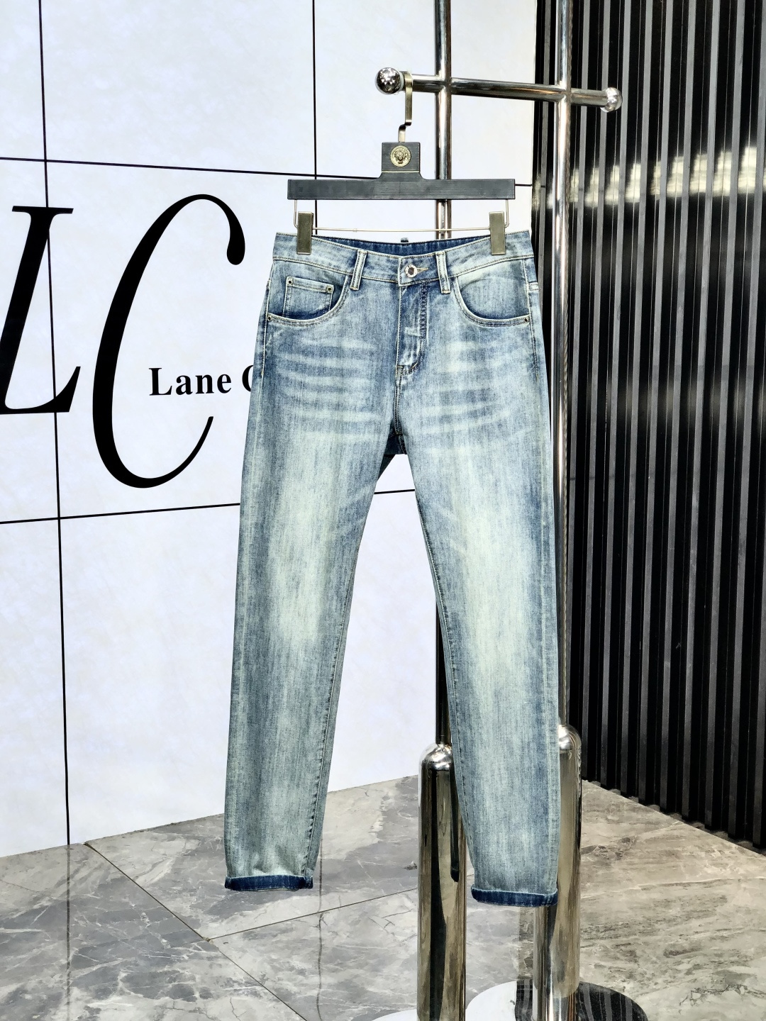 NO:143659,Ferragamo. The official counter on the official website is released simultaneously. The new 2025SS spring and summer products of men's casual jeans, original single quality, customized original denim fabric for counters, logo pattern design, original hardware and accessories for H trousers, three-dimensional and clear, realistic effect, m super trendy and personalized, fashionable and stylish on the upper body!  Trendy men's must-have items, 28-38, ferragamo, jeans, alexander wang19860909菲拉格慕.官网专柜同步发售,2025SS春夏新品男士休闲牛仔裤,原单品质,专柜定制原版牛仔面料,logo图案设计,h裤身原版五金辅料装饰,立体清晰,效果逼真,m超级潮流个性,上身时尚有型！潮男必备单品 码数28-38,,ferragamo,jeans,alexander wang,Men's clothing