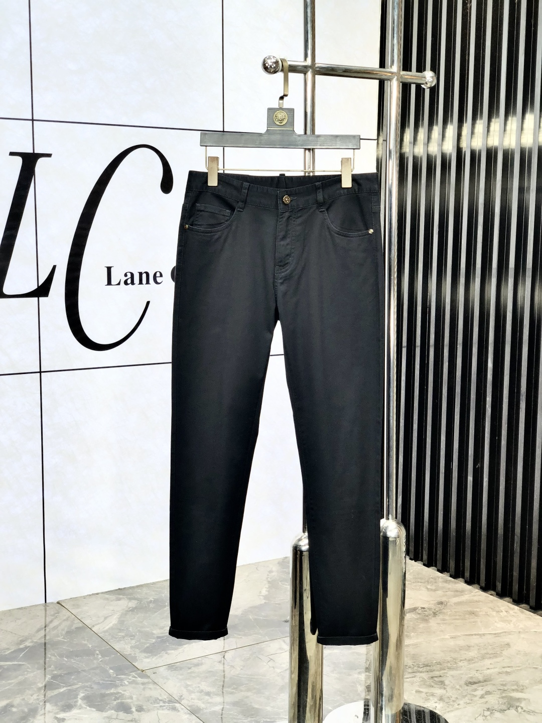 NO:143670,Miuniu. The official counter on the official website is released simultaneously, 2025SS spring and summer new men's casual jeans, original single quality, custom-made original denim fabric for counter, logo pattern design, original hardware and accessories for H trousers, three-dimensional and clear, realistic effect, m super trendy and personalized, fashionable and stylish on the upper body!  Must-have items for trendy men, 28-38, miumiu, jeans, alexander wang19860909miuniu.官网专柜同步发售,2025SS春夏新品男士休闲牛仔裤,原单品质,专柜定制原版牛仔面料,logo图案设计,h裤身原版五金辅料装饰,立体清晰,效果逼真,m超级潮流个性,上身时尚有型！潮男必备单品 码数28-38,,miumiu,jeans,alexander wang,Men's clothing