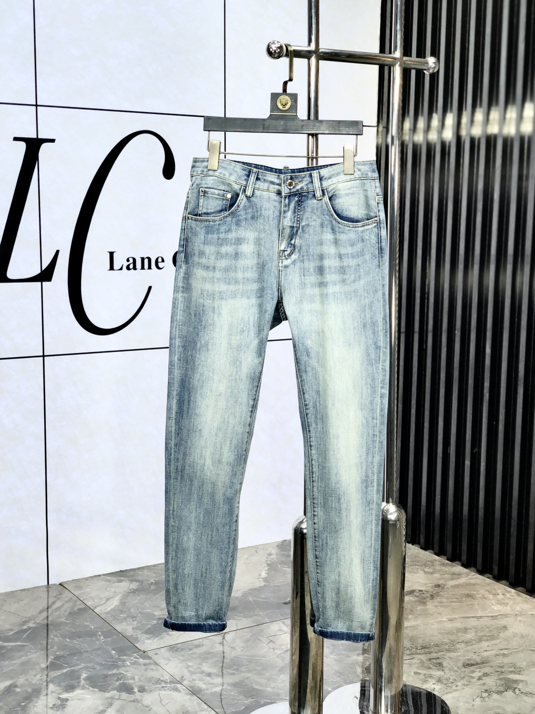 NO:143681,Fendi. Official counter is released simultaneously, 2025SS spring and summer new men's casual jeans, original single quality, custom-made original denim fabric for counter, logo pattern design, H pants original hardware and auxiliary materials decoration, three-dimensional and clear, realistic effect, m super trendy and personalized, fashionable and stylish upper body!  Trendy men's must-have items, 28-38, fendi, jeans, alexander wang19860909芬迪.官网专柜同步发售,2025SS春夏新品男士休闲牛仔裤,原单品质,专柜定制原版牛仔面料,logo图案设计,h裤身原版五金辅料装饰,立体清晰,效果逼真,m超级潮流个性,上身时尚有型！潮男必备单品 码数28-38,,fendi,jeans,alexander wang,Men's clothing