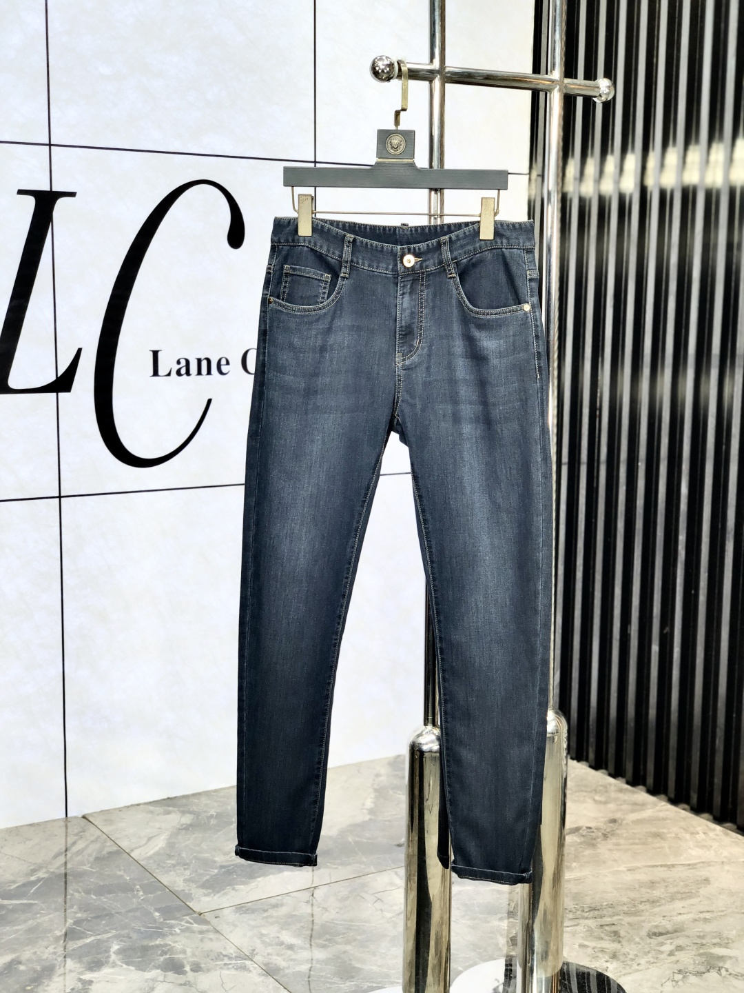 NO:143692,Valentino. The official counter is released simultaneously, 2025SS spring and summer new men's casual jeans, original single quality, custom-made original denim fabric for counter, logo pattern design, H pants original hardware and auxiliary materials decoration, three-dimensional and clear, realistic effect, m super trendy and personalized, fashionable and stylish upper body!  Must-have items for trendy men, 28-38, valentino, jeans, alexander wang19860909华伦天奴.官网专柜同步发售,2025SS春夏新品男士休闲牛仔裤,原单品质,专柜定制原版牛仔面料,logo图案设计,h裤身原版五金辅料装饰,立体清晰,效果逼真,m超级潮流个性,上身时尚有型！潮男必备单品 码数28-38,,valentino,jeans,alexander wang,Men's clothing