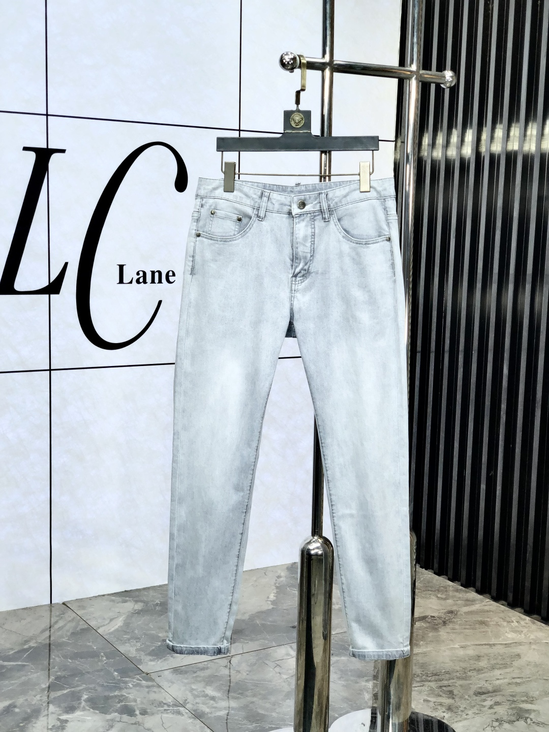 NO:143700,D&G.'s official counter is released simultaneously, 2025SS spring and summer new men's casual jeans, original single quality, custom-made original denim fabric for counter, logo pattern design, H pants original hardware and auxiliary materials decoration, three-dimensional and clear, realistic effect, m super trendy and personalized, fashionable and stylish upper body!  Trendy men's must-have items, 28-38, Dolce & Gabbana, jeans, alexander wang19860909D&G.官网专柜同步发售,2025SS春夏新品男士休闲牛仔裤,原单品质,专柜定制原版牛仔面料,logo图案设计,h裤身原版五金辅料装饰,立体清晰,效果逼真,m超级潮流个性,上身时尚有型！潮男必备单品 码数28-38,,Dolce&Gabbana,jeans,alexander wang,Men's clothing