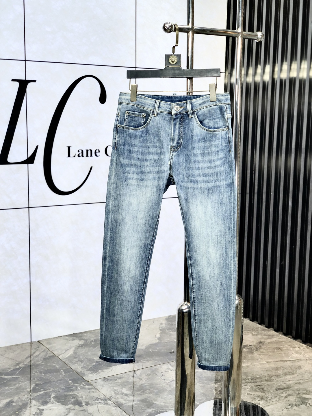 NO:143709,Gucci.'s official counter is released simultaneously, 2025SS spring and summer new men's casual jeans, original single quality, custom-made original denim fabric for counter, logo pattern design, H pants original hardware and auxiliary materials decoration, three-dimensional and clear, realistic effect, m super trendy and personalized, fashionable and stylish upper body!  Trendy men's must-have items, 28-38, gucci, jeans, alexander wang19860909Gucci.官网专柜同步发售,2025SS春夏新品男士休闲牛仔裤,原单品质,专柜定制原版牛仔面料,logo图案设计,h裤身原版五金辅料装饰,立体清晰,效果逼真,m超级潮流个性,上身时尚有型！潮男必备单品 码数28-38,,gucci,jeans,alexander wang,Men's clothing