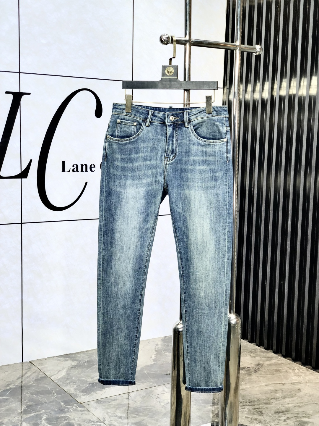 NO:143720,Croxin. The official counter is released simultaneously, 2025SS spring and summer new men's casual jeans, original single quality, custom-made original denim fabric for counter, logo pattern design, H pants original hardware and auxiliary materials decoration, three-dimensional and clear, realistic effect, m super trendy and personalized, fashionable and stylish upper body!  Trendy men's must-have items, 28-38, chrome hearts, jeans, alexander wang19860909克罗心.官网专柜同步发售,2025SS春夏新品男士休闲牛仔裤,原单品质,专柜定制原版牛仔面料,logo图案设计,h裤身原版五金辅料装饰,立体清晰,效果逼真,m超级潮流个性,上身时尚有型！潮男必备单品 码数28-38,,chrome hearts,jeans,alexander wang,Men's clothing