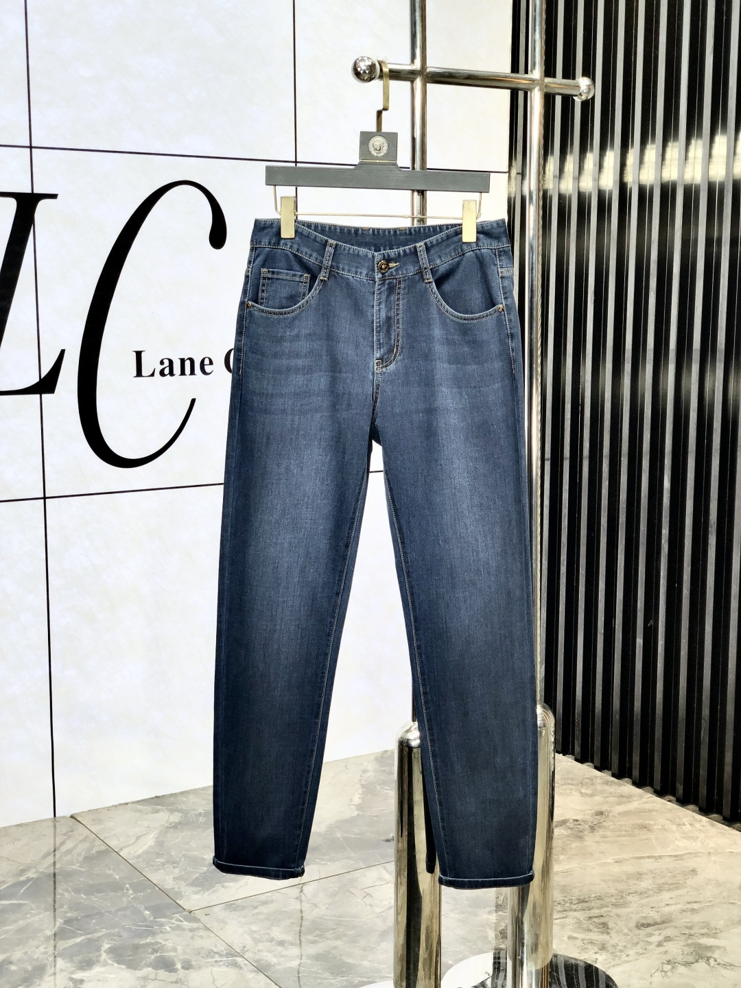 NO:143746,Lv. Official website counters are released simultaneously, 2025SS spring and summer new men's casual jeans, original single quality, custom-made original denim fabrics for counters, logo pattern design, original hardware and accessories for H trousers, three-dimensional and clear, realistic effect, m super trendy and individual, fashionable and stylish upper body!  Trendy men's must-have items 28-38, louis vuitton, jeans, alexander wang19860909Lv.官网专柜同步发售,2025SS春夏新品男士休闲牛仔裤,原单品质,专柜定制原版牛仔面料,logo图案设计,h裤身原版五金辅料装饰,立体清晰,效果逼真,m超级潮流个性,上身时尚有型！潮男必备单品 码数28-38,,louis vuitton,jeans,alexander wang,Men's clothing