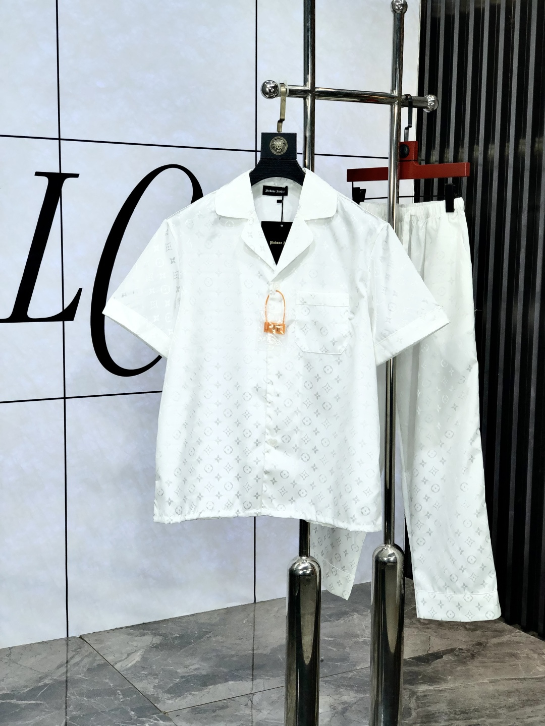 NO:143769,.Lv. New style of battle gown pajamas. Heavy and luxurious top-notch products. High-end series pajamas set. It is made of imported ice silk material. Elegant and gorgeous. It has a tone and is very comfortable to wear. The upper body effect is very handsome. This style is mature and has a sense of youth and fashion. It has a great age span. It is very rigorous and exquisite. First-line OEM requirements!  You can buy it with confidence. Please report your height and weight by placing an order. M-xxxL.m wears 175/130 catties.,,louis vuitton,alexander wang19860909.Lv.新款战袍睡衣.重磅级奢华尖货 高阶系列睡衣套装　 采用进口冰丝材质面料.高雅华丽 有腔调穿着非常舒适上身效果非常帅气　此款成熟又不乏年轻时尚之感 年龄跨度可穿性大　都非常严谨考究 一线代工要求！可以放心入手哦.5下单请报身高体重.M-xxxL.m穿175/130斤.,,louis vuitton,alexander wang,Men's clothing