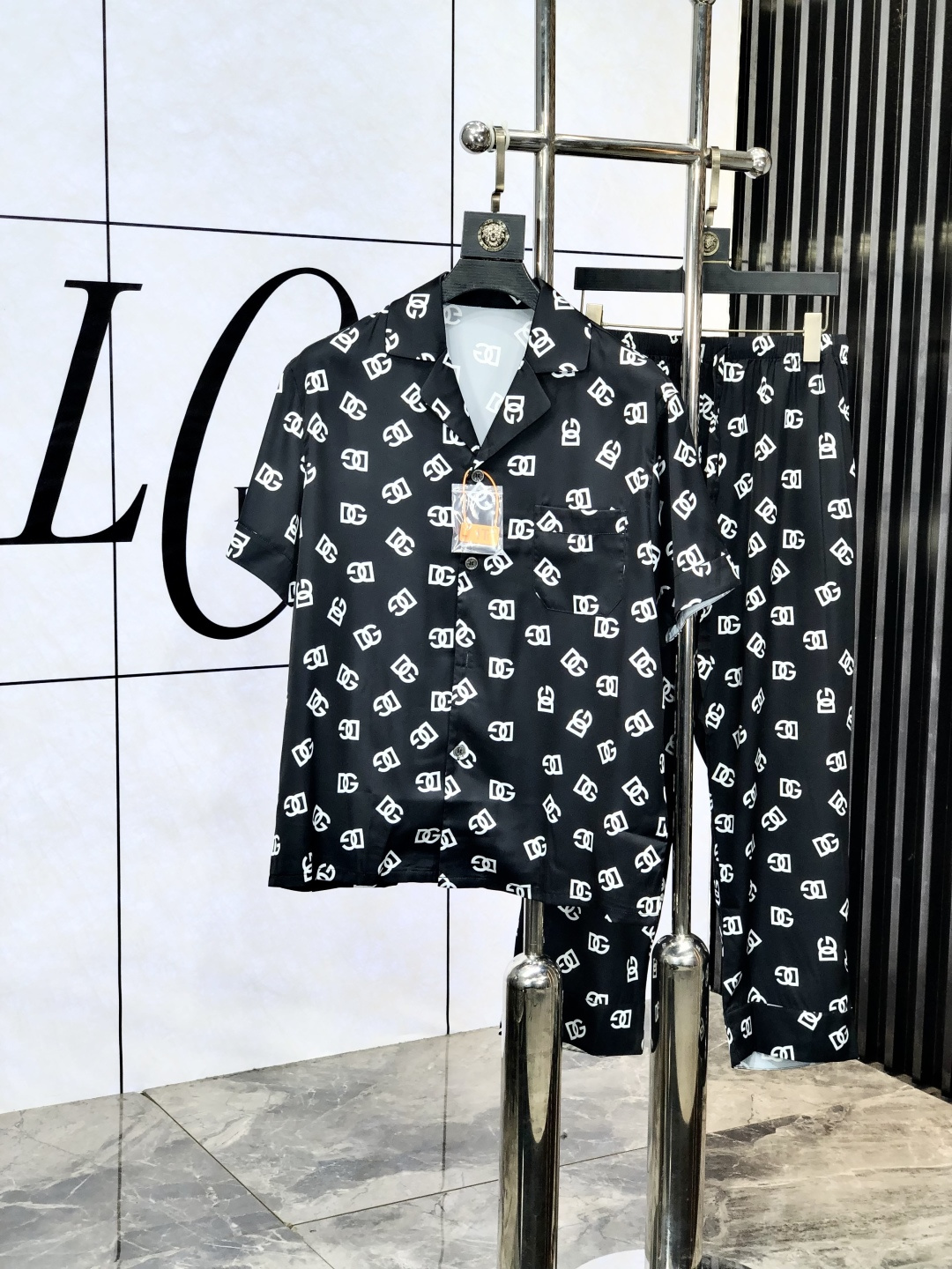 NO:143762,.D&G. New style of battle gown pajamas. Heavy-high-end luxury goods. High-end series pajamas set. It is made of imported ice silk material. Elegant and gorgeous. It has a tone and is very comfortable to wear. The upper body effect is very handsome. This style is mature and has a sense of youth and fashion. It has a great age span. It is very rigorous and exquisite. First-line OEM requirements!  You can buy it with confidence. Please report your height and weight by placing an order. M-xxxL.m wears 175/130 catties., Dolce & Gabbana, alexander wang19860909.D&G.新款战袍睡衣.重磅级奢华尖货 高阶系列睡衣套装　 采用进口冰丝材质面料.高雅华丽 有腔调穿着非常舒适上身效果非常帅气　此款成熟又不乏年轻时尚之感 年龄跨度可穿性大　都非常严谨考究 一线代工要求！可以放心入手哦.5下单请报身高体重.M-xxxL.m穿175/130斤.,,Dolce&Gabbana,alexander wang,Men's clothing