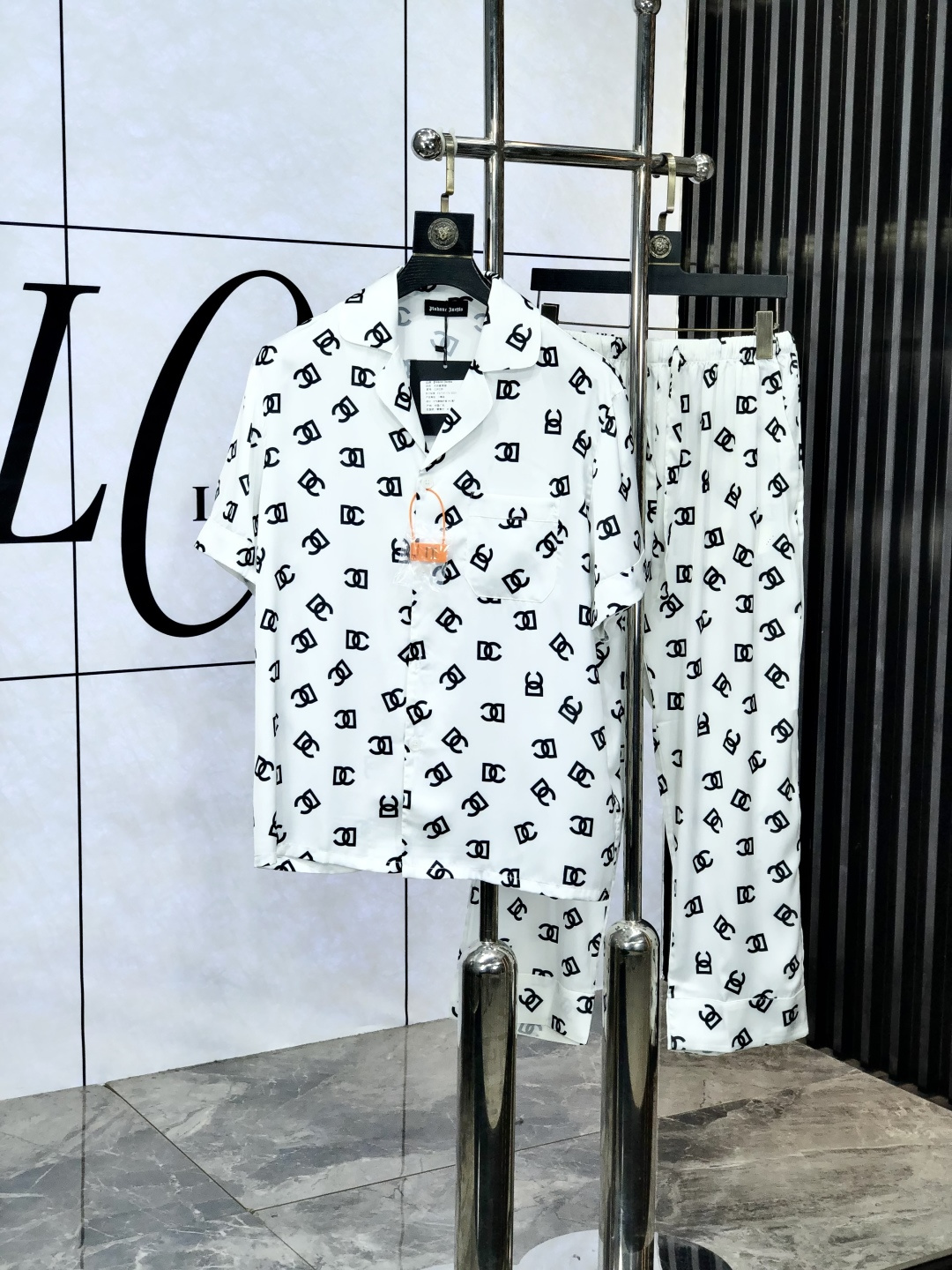 NO:143775,.D&G. New style of battle gown pajamas. Heavy-high-end luxury goods. High-end series pajamas set. It is made of imported ice silk material. Elegant and gorgeous. It has a tone and is very comfortable to wear. The upper body effect is very handsome. This style is mature and has a sense of youth and fashion. It has a great age span. It is very rigorous and exquisite. First-line OEM requirements!  You can buy it with confidence. Please report your height and weight by placing an order. M-xxxL.m wears 175/130 catties., Dolce & Gabbana, alexander wang19860909.D&G.新款战袍睡衣.重磅级奢华尖货 高阶系列睡衣套装　 采用进口冰丝材质面料.高雅华丽 有腔调穿着非常舒适上身效果非常帅气　此款成熟又不乏年轻时尚之感 年龄跨度可穿性大　都非常严谨考究 一线代工要求！可以放心入手哦.5下单请报身高体重.M-xxxL.m穿175/130斤.,,Dolce&Gabbana,alexander wang,Men's clothing