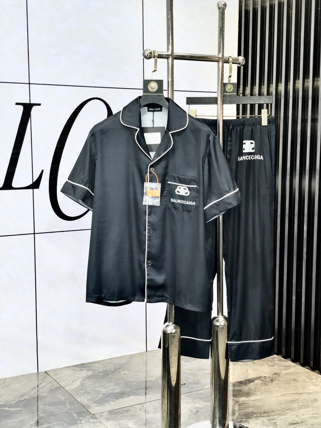 NO:143780,.Balenicaga. New style of battle gown pajamas. Heavy-high-end luxury goods. High-end series pajamas set. It is made of imported ice silk material. Elegant and gorgeous. It has a tone and is very comfortable to wear. The upper body effect is very handsome. This style is mature and has a sense of youth and fashion. It has a great age span. It is very rigorous and exquisite. First-line OEM requirements!  You can buy it with confidence. Please report your height and weight by placing an order. M-xxxL.m wears 175/130 catties.,,balenciaga,alexander wang19860909.巴黎世家.新款战袍睡衣.重磅级奢华尖货 高阶系列睡衣套装　 采用进口冰丝材质面料.高雅华丽 有腔调穿着非常舒适上身效果非常帅气　此款成熟又不乏年轻时尚之感 年龄跨度可穿性大　都非常严谨考究 一线代工要求！可以放心入手哦.5下单请报身高体重.M-xxxL.m穿175/130斤.,,balenciaga,alexander wang,Men's clothing