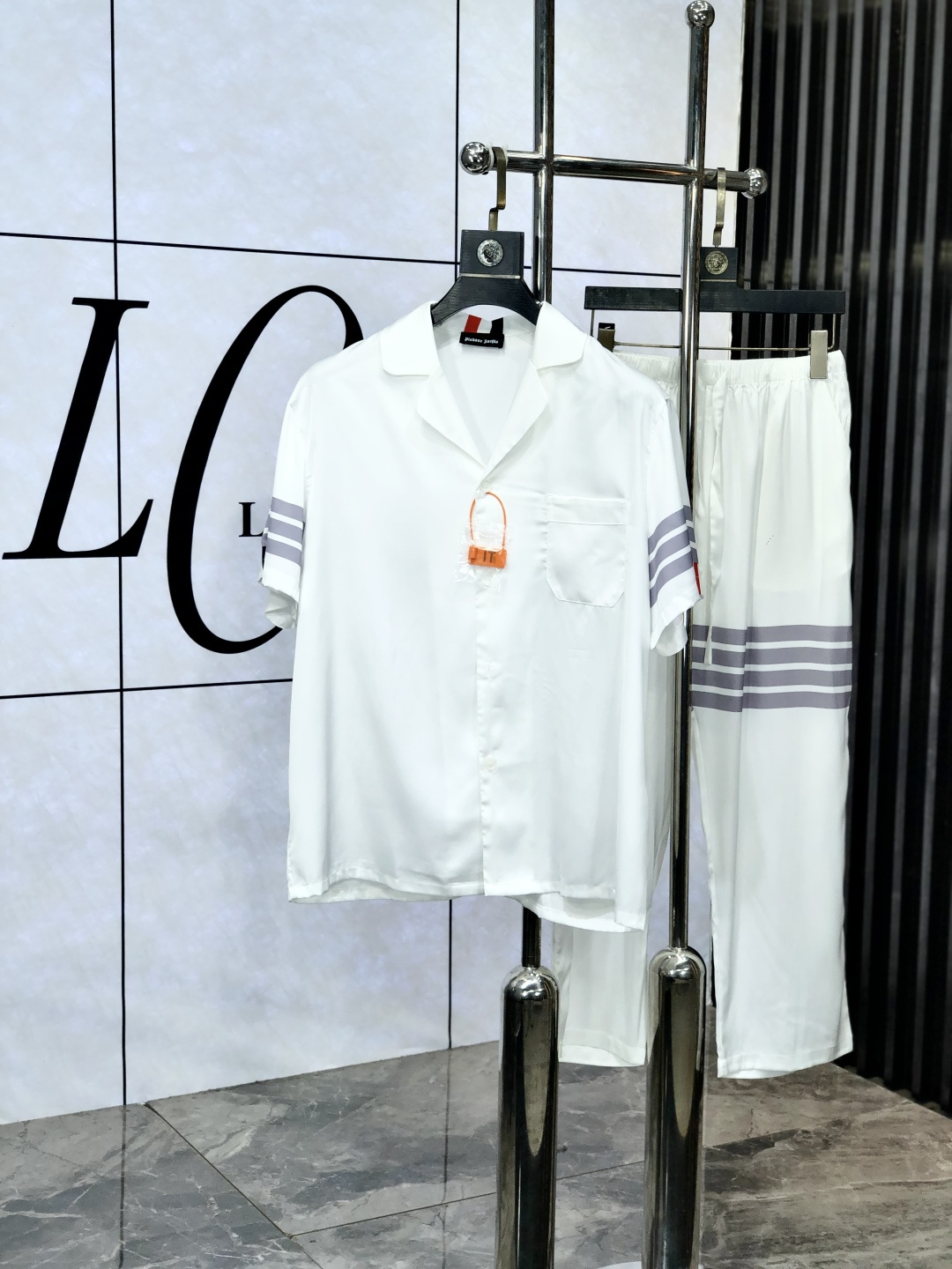 NO:143754,.TB. New battle gown pajamas. Heavy and luxurious top-notch products. High-end series pajamas set. It is made of imported ice silk material. Elegant and gorgeous. It has a tone and is very comfortable to wear. The upper body effect is very handsome. This style is mature and has a sense of youth and fashion. It has a great age span. It is very rigorous and exquisite. First-line OEM requirements!  You can buy it with confidence. Please report your height and weight by placing an order. M-xxxL.m wears 175/130 catties., alexander wang19860909.TB.新款战袍睡衣.重磅级奢华尖货 高阶系列睡衣套装　 采用进口冰丝材质面料.高雅华丽 有腔调穿着非常舒适上身效果非常帅气　此款成熟又不乏年轻时尚之感 年龄跨度可穿性大　都非常严谨考究 一线代工要求！可以放心入手哦.5下单请报身高体重.M-xxxL.m穿175/130斤.,,alexander wang,Men's clothing