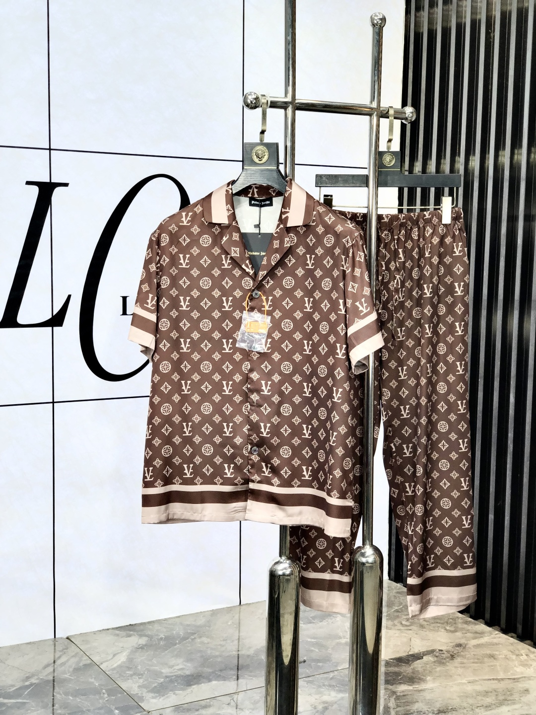 NO:143787,.Lv. New style of battle gown pajamas. Heavy and luxurious top-notch products. High-end series pajamas set. It is made of imported ice silk material. Elegant and gorgeous. It has a tone and is very comfortable to wear. The upper body effect is very handsome. This style is mature and has a sense of youth and fashion. It has a great age span. It is very rigorous and exquisite. First-line OEM requirements!  You can buy it with confidence. Please report your height and weight by placing an order. M-xxxL.m wears 175/130 catties.,,louis vuitton,alexander wang19860909.Lv.新款战袍睡衣.重磅级奢华尖货 高阶系列睡衣套装　 采用进口冰丝材质面料.高雅华丽 有腔调穿着非常舒适上身效果非常帅气　此款成熟又不乏年轻时尚之感 年龄跨度可穿性大　都非常严谨考究 一线代工要求！可以放心入手哦.5下单请报身高体重.M-xxxL.m穿175/130斤.,,louis vuitton,alexander wang,Men's clothing