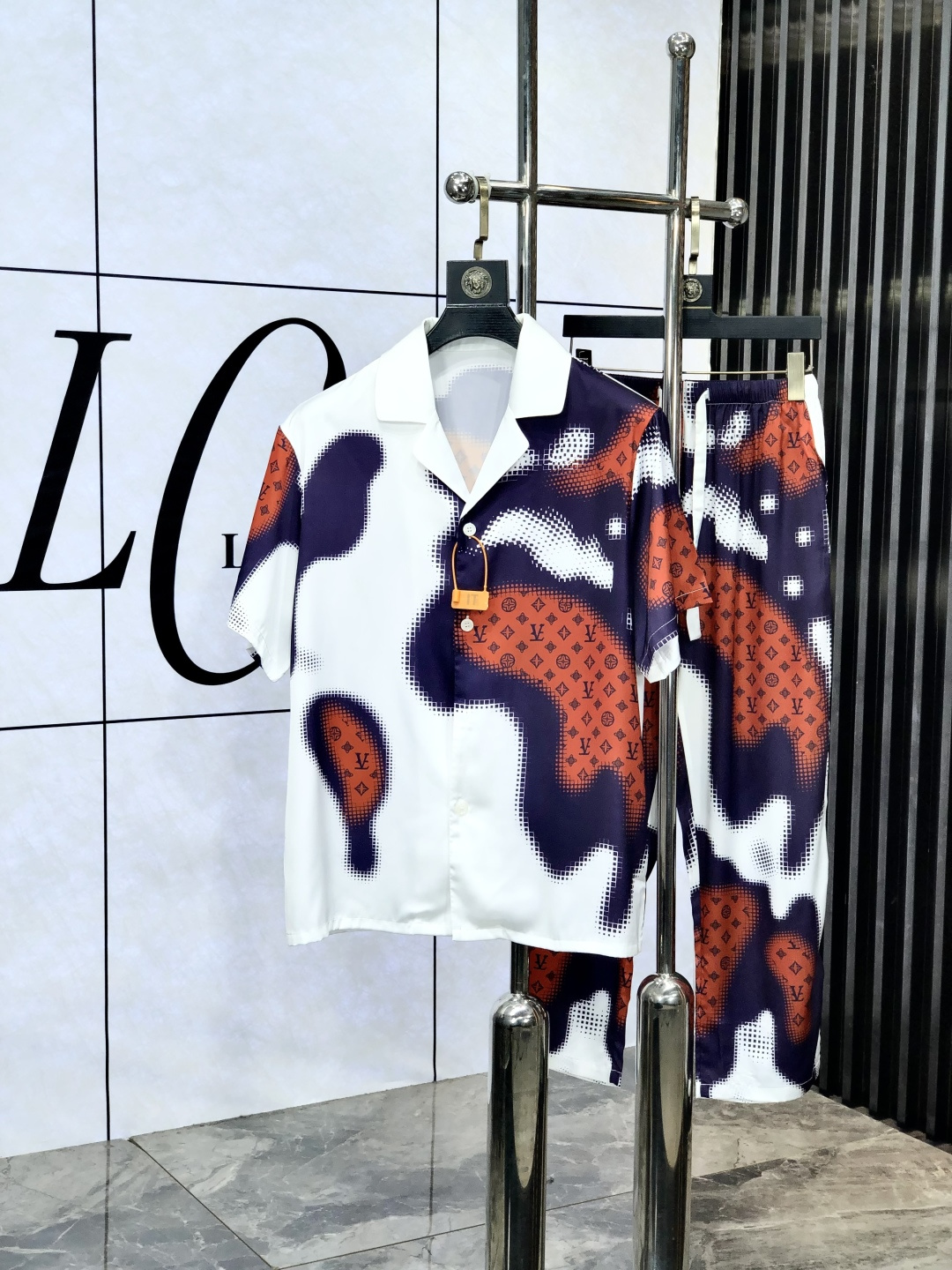 NO:143795,.LV. New style of battle gown pajamas. Heavy and luxurious top-notch products. High-end series pajamas set. It is made of imported ice silk material. Elegant and gorgeous. It has a tone and is very comfortable to wear. The upper body effect is very handsome. This style is mature and has a sense of youth and fashion. It has a great age span. It is very rigorous and exquisite. First-line OEM requirements!  You can buy it with confidence. Please report your height and weight by placing an order. M-xxxL.m wears 175/130 catties.,,louis vuitton,alexander wang19860909.LV.新款战袍睡衣.重磅级奢华尖货 高阶系列睡衣套装　 采用进口冰丝材质面料.高雅华丽 有腔调穿着非常舒适上身效果非常帅气　此款成熟又不乏年轻时尚之感 年龄跨度可穿性大　都非常严谨考究 一线代工要求！可以放心入手哦.5下单请报身高体重.M-xxxL.m穿175/130斤.,,louis vuitton,alexander wang,Men's clothing