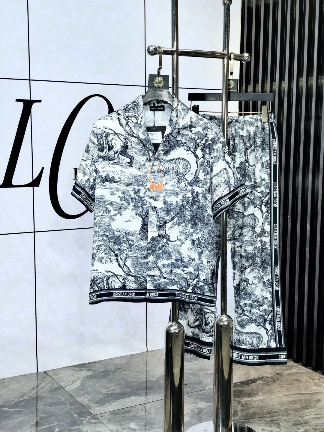 NO:143807,.Dior. New style of battle gown pajamas. Heavy and luxurious top-notch products. High-end series pajamas set. It is made of imported ice silk material. Elegant and gorgeous. It has a tone and is very comfortable to wear. The upper body effect is very handsome. This style is mature and has a sense of youth and fashion. It has a great age span. It is very rigorous and exquisite. First-line OEM requirements!  You can buy it with confidence. Please report your height and weight by placing an order. M-xxxL.m wears 175/130 catties.,dior,alexander wang19860909.Dior.新款战袍睡衣.重磅级奢华尖货 高阶系列睡衣套装　 采用进口冰丝材质面料.高雅华丽 有腔调穿着非常舒适上身效果非常帅气　此款成熟又不乏年轻时尚之感 年龄跨度可穿性大　都非常严谨考究 一线代工要求！可以放心入手哦.5下单请报身高体重.M-xxxL.m穿175/130斤.,,dior,alexander wang,Men's clothing