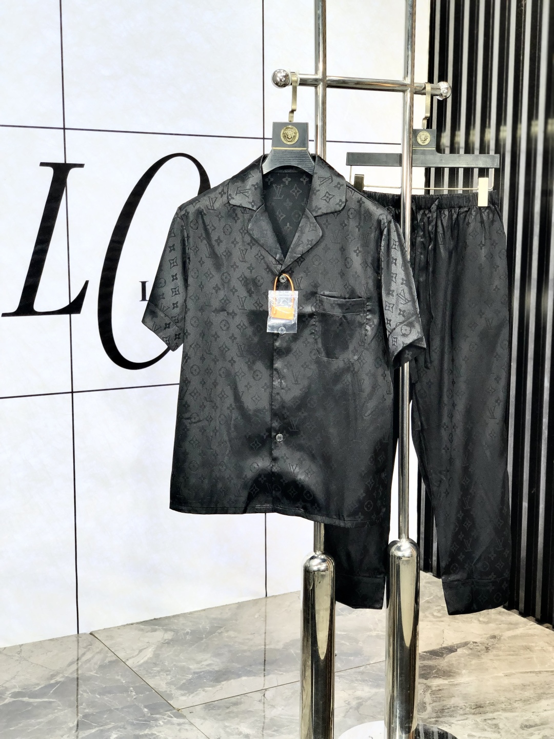 NO:143815,.Lv. New style of battle gown pajamas. Heavy and luxurious top-notch products. High-end series pajamas set. It is made of imported ice silk material. Elegant and gorgeous. It has a tone and is very comfortable to wear. The upper body effect is very handsome. This style is mature and has a sense of youth and fashion. It has a great age span. It is very rigorous and exquisite. First-line OEM requirements!  You can buy it with confidence. Please report your height and weight by placing an order. M-xxxL.m wears 175/130 catties.,,louis vuitton,alexander wang19860909.Lv.新款战袍睡衣.重磅级奢华尖货 高阶系列睡衣套装　 采用进口冰丝材质面料.高雅华丽 有腔调穿着非常舒适上身效果非常帅气　此款成熟又不乏年轻时尚之感 年龄跨度可穿性大　都非常严谨考究 一线代工要求！可以放心入手哦.5下单请报身高体重.M-xxxL.m穿175/130斤.,,louis vuitton,alexander wang,Men's clothing