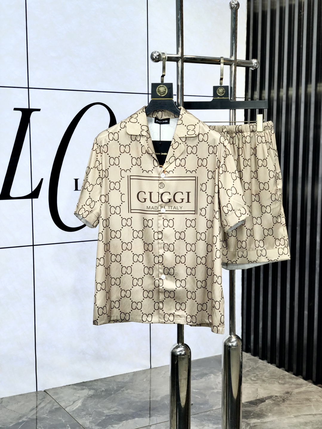NO:143751,.Gucci. New style of battle gown pajamas. Heavy-high-end luxury goods. High-end series pajamas set. It is made of imported ice silk material. Elegant and gorgeous. It has a tone and is very comfortable to wear. The upper body effect is very handsome. This style is mature and has a sense of youth and fashion. It has a great age span. It is very rigorous and exquisite. First-line OEM requirements!  You can buy it with confidence. Please report your height and weight by placing an order. M-xxxL.m wears 175/130 catties., gucci, alexander wang19860909.Gucci.新款战袍睡衣.重磅级奢华尖货 高阶系列睡衣套装　 采用进口冰丝材质面料.高雅华丽 有腔调穿着非常舒适上身效果非常帅气　此款成熟又不乏年轻时尚之感 年龄跨度可穿性大　都非常严谨考究 一线代工要求！可以放心入手哦.5下单请报身高体重.M-xxxL.m穿175/130斤.,,gucci,alexander wang,Men's clothing