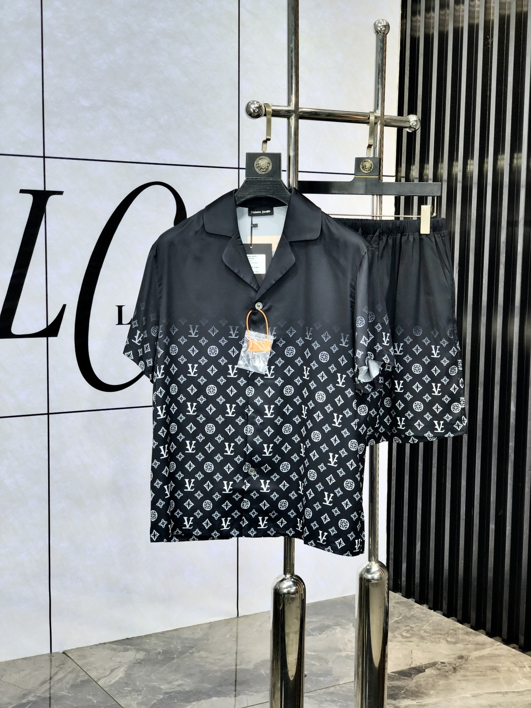 NO:143759,.LV. New style of battle gown pajamas. Heavy and luxurious top-notch products. High-end series pajamas set. It is made of imported ice silk material. Elegant and gorgeous. It has a tone and is very comfortable to wear. The upper body effect is very handsome. This style is mature and has a sense of youth and fashion. It has a great age span. It is very rigorous and exquisite. First-line OEM requirements!  You can buy it with confidence. Please report your height and weight by placing an order. M-xxxL.m wears 175/130 catties.,,louis vuitton,alexander wang19860909.LV.新款战袍睡衣.重磅级奢华尖货 高阶系列睡衣套装　 采用进口冰丝材质面料.高雅华丽 有腔调穿着非常舒适上身效果非常帅气　此款成熟又不乏年轻时尚之感 年龄跨度可穿性大　都非常严谨考究 一线代工要求！可以放心入手哦.5下单请报身高体重.M-xxxL.m穿175/130斤.,,louis vuitton,alexander wang,Men's clothing