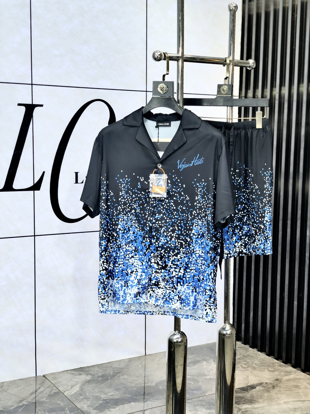 NO:143766,.Lv. New style of battle gown pajamas. Heavy and luxurious top-notch products. High-end series pajamas set. It is made of imported ice silk material. Elegant and gorgeous. It has a tone and is very comfortable to wear. The upper body effect is very handsome. This style is mature and has a sense of youth and fashion. It has a great age span. It is very rigorous and exquisite. First-line OEM requirements!  You can buy it with confidence. Please report your height and weight by placing an order. M-xxxL.m wears 175/130 catties.,,louis vuitton,alexander wang19860909.Lv.新款战袍睡衣.重磅级奢华尖货 高阶系列睡衣套装　 采用进口冰丝材质面料.高雅华丽 有腔调穿着非常舒适上身效果非常帅气　此款成熟又不乏年轻时尚之感 年龄跨度可穿性大　都非常严谨考究 一线代工要求！可以放心入手哦.5下单请报身高体重.M-xxxL.m穿175/130斤.,,louis vuitton,alexander wang,Men's clothing