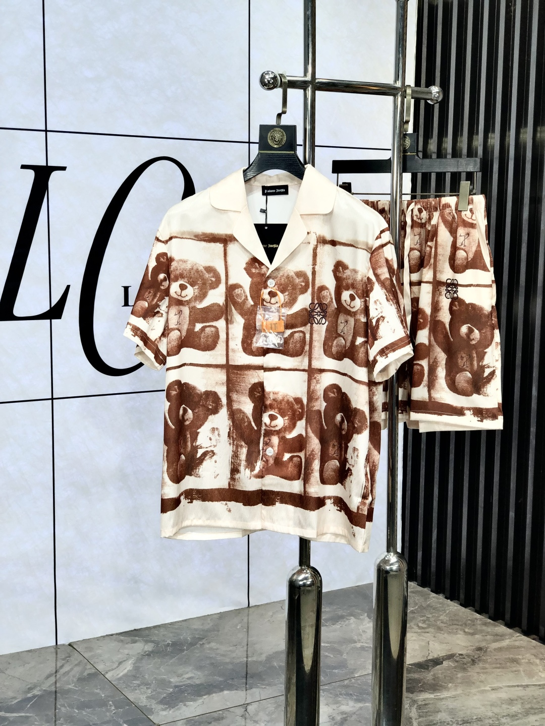 NO:143772,. Luo Yiwei. New style of battle gown pajamas. Heavy-high-end luxury goods. High-end series pajamas set. It is made of imported ice silk material. Elegant and gorgeous. It has a tone and is very comfortable to wear. The upper body effect is very handsome. This style is mature and has a sense of youth and fashion. It has a great age span. It is very rigorous and exquisite. First-line OEM requirements!  You can buy it with confidence. Please report your height and weight by placing an order. M-xxxL.m wears 175/130 catties.,loewe,alexander wang19860909.罗意威.新款战袍睡衣.重磅级奢华尖货 高阶系列睡衣套装　 采用进口冰丝材质面料.高雅华丽 有腔调穿着非常舒适上身效果非常帅气　此款成熟又不乏年轻时尚之感 年龄跨度可穿性大　都非常严谨考究 一线代工要求！可以放心入手哦.5下单请报身高体重.M-xxxL.m穿175/130斤.,,loewe,alexander wang,Men's clothing