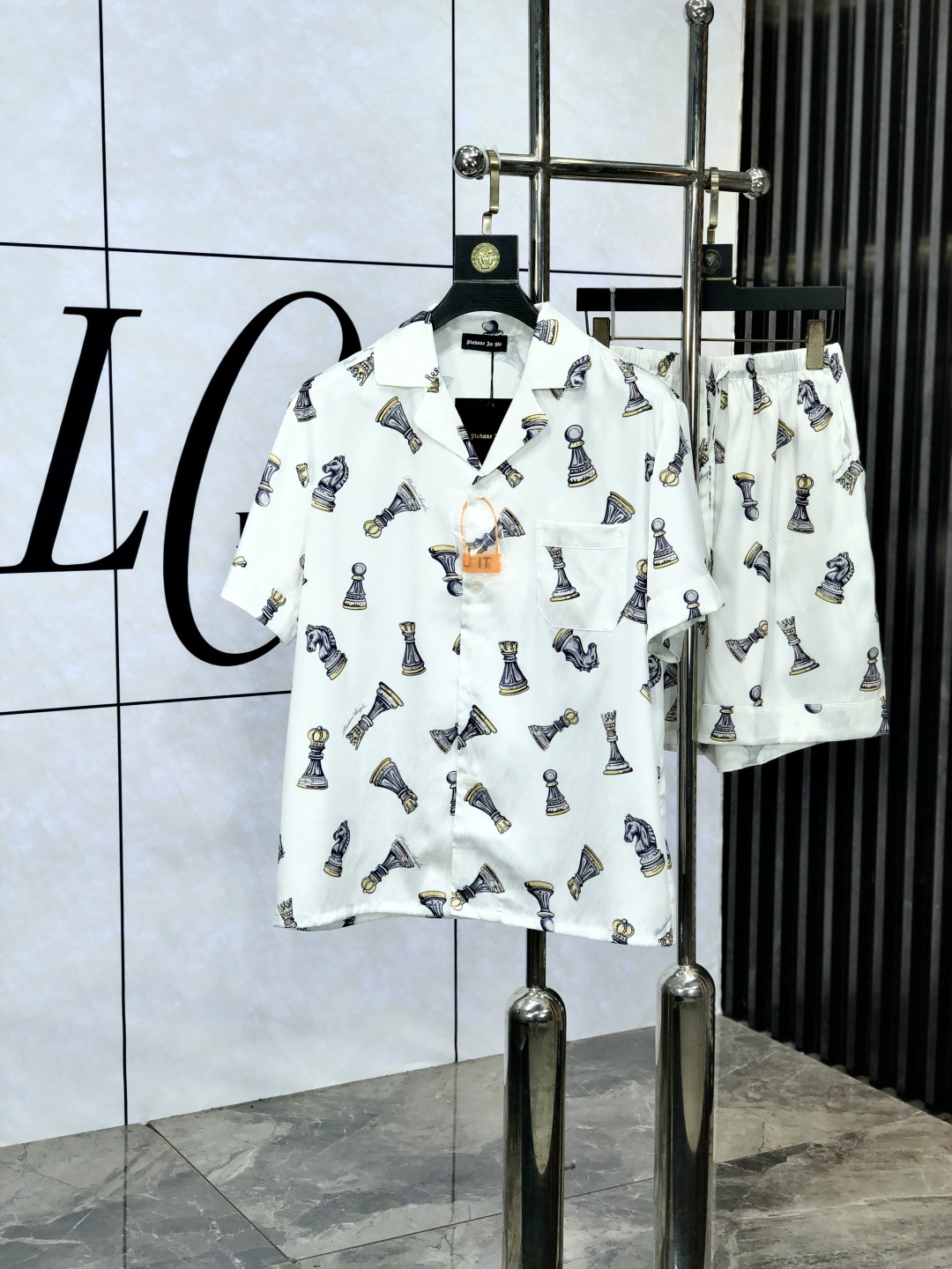 NO:456704,.Hermes. New style of battle gown pajamas. Heavy-high-end luxury goods. High-end series pajamas set. It is made of imported ice silk material. Elegant and gorgeous. It has a tone and is very comfortable to wear. The upper body effect is very handsome. This style is mature and has a sense of youth and fashion. It has a great age span. It is very rigorous and exquisite. First-line OEM requirements!  You can buy it with confidence. Please report your height and weight by placing an order. M-xxxL.m wears 175/130 catties., hermes, alexander wang19860909.爱马仕.新款战袍睡衣.重磅级奢华尖货 高阶系列睡衣套装　 采用进口冰丝材质面料.高雅华丽 有腔调穿着非常舒适上身效果非常帅气　此款成熟又不乏年轻时尚之感 年龄跨度可穿性大　都非常严谨考究 一线代工要求！可以放心入手哦.5下单请报身高体重.M-xxxL.m穿175/130斤.,,hermes,alexander wang,Men's clothing