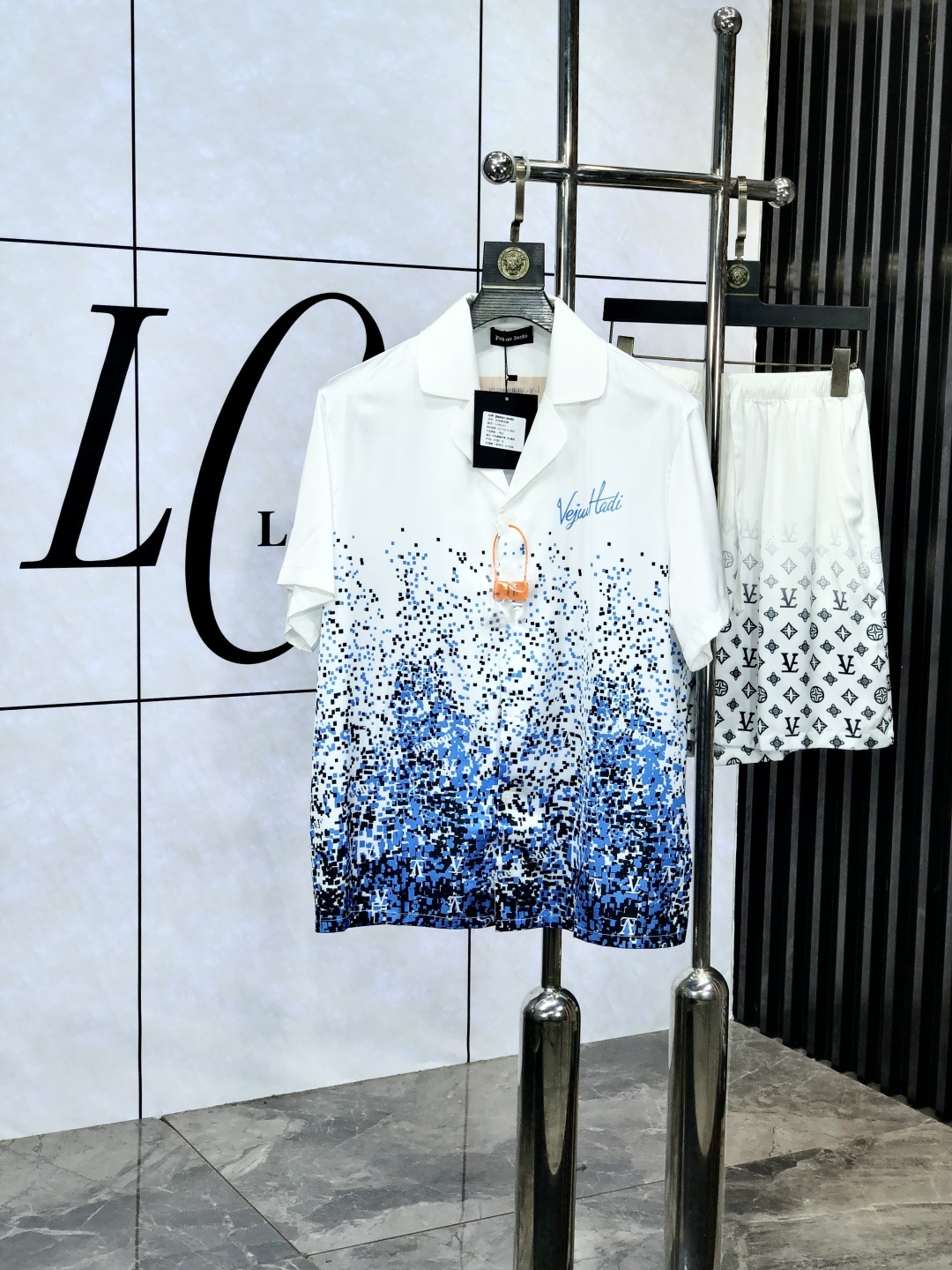 NO:456712,.Lv. New style of battle gown pajamas. Heavy and luxurious top-notch products. High-end series pajamas set. It is made of imported ice silk material. Elegant and gorgeous. It has a tone and is very comfortable to wear. The upper body effect is very handsome. This style is mature and has a sense of youth and fashion. It has a great age span. It is very rigorous and exquisite. First-line OEM requirements!  You can buy it with confidence. Please report your height and weight by placing an order. M-xxxL.m wears 175/130 catties.,,louis vuitton,alexander wang19860909.Lv.新款战袍睡衣.重磅级奢华尖货 高阶系列睡衣套装　 采用进口冰丝材质面料.高雅华丽 有腔调穿着非常舒适上身效果非常帅气　此款成熟又不乏年轻时尚之感 年龄跨度可穿性大　都非常严谨考究 一线代工要求！可以放心入手哦.5下单请报身高体重.M-xxxL.m穿175/130斤.,,louis vuitton,alexander wang,Men's clothing