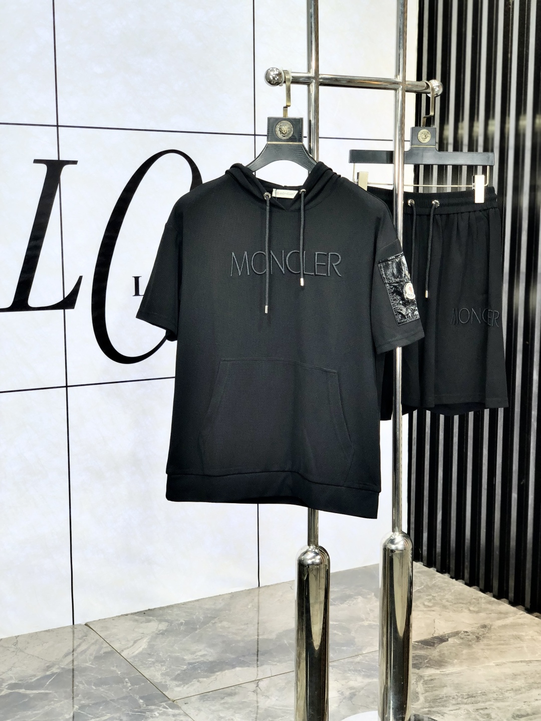 NO:147976,.Covered. 2025 spring and summer new men's short-sleeved T-shirt shorts set is available at the counter simultaneously. Simple, fashionable and versatile. High-end quality. Side logo design. Custom imported pure cotton fabric. Comfortable and breathable. High-grade and textured. Fashionable and casual!  k1 NB original single production code number M-3xL.m wear 175/130, Moncler, shorts, T-shirt, tees, t-shirt, alexander wang19860909.蒙口.2025春夏新款男士短袖T恤短裤套装 柜台同步发售 简洁时尚百搭 高端品质 侧边logo布标设计 定制进口纯棉棉面料 穿着舒适 透气 档次高很有质感 时尚又休闲！k1 NB原单出品 码数M-3xL.m穿175/130,,Moncler,shorts,T-shirt,tees，t-shirt,alexander wang,Men's clothing