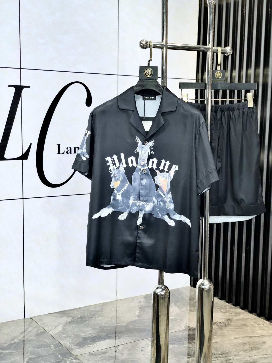 NO:148117,.Croxin. New style of battle gown pajamas. Heavy-high-end luxury goods. High-end series pajamas set. It is made of imported ice silk material. Elegant and gorgeous. It has a tone and is very comfortable to wear. The upper body effect is very handsome. This style is mature and has a sense of youth and fashion. It has a great age span. It is very rigorous and exquisite. First-line OEM requirements!  You can buy it with confidence. Please report your height and weight by placing an order. M-xxxL.m wears 175/130 catties., chrome hearts, alexander wang19860909.克罗心 .新款战袍睡衣.重磅级奢华尖货 高阶系列睡衣套装　 采用进口冰丝材质面料.高雅华丽 有腔调穿着非常舒适上身效果非常帅气　此款成熟又不乏年轻时尚之感 年龄跨度可穿性大　都非常严谨考究 一线代工要求！可以放心入手哦.5下单请报身高体重.M-xxxL.m穿175/130斤.,,chrome hearts,alexander wang,Men's clothing