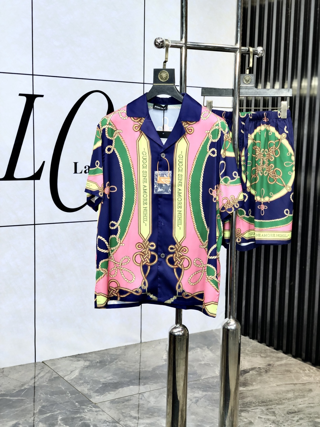 NO:148159,.Gucci. New style of battle gown pajamas. Heavy-high-end luxury goods. High-end series pajamas set. It is made of imported ice silk material. Elegant and gorgeous. It has a tone and is very comfortable to wear. The upper body effect is very handsome. This style is mature and has a sense of youth and fashion. It has a great age span. It is very rigorous and exquisite. First-line OEM requirements!  You can buy it with confidence. Please report your height and weight by placing an order. M-xxxL.m wears 175/130 catties., gucci, alexander wang19860909.Gucci.新款战袍睡衣.重磅级奢华尖货 高阶系列睡衣套装　 采用进口冰丝材质面料.高雅华丽 有腔调穿着非常舒适上身效果非常帅气　此款成熟又不乏年轻时尚之感 年龄跨度可穿性大　都非常严谨考究 一线代工要求！可以放心入手哦.5下单请报身高体重.M-xxxL.m穿175/130斤.,,gucci,alexander wang,Men's clothing