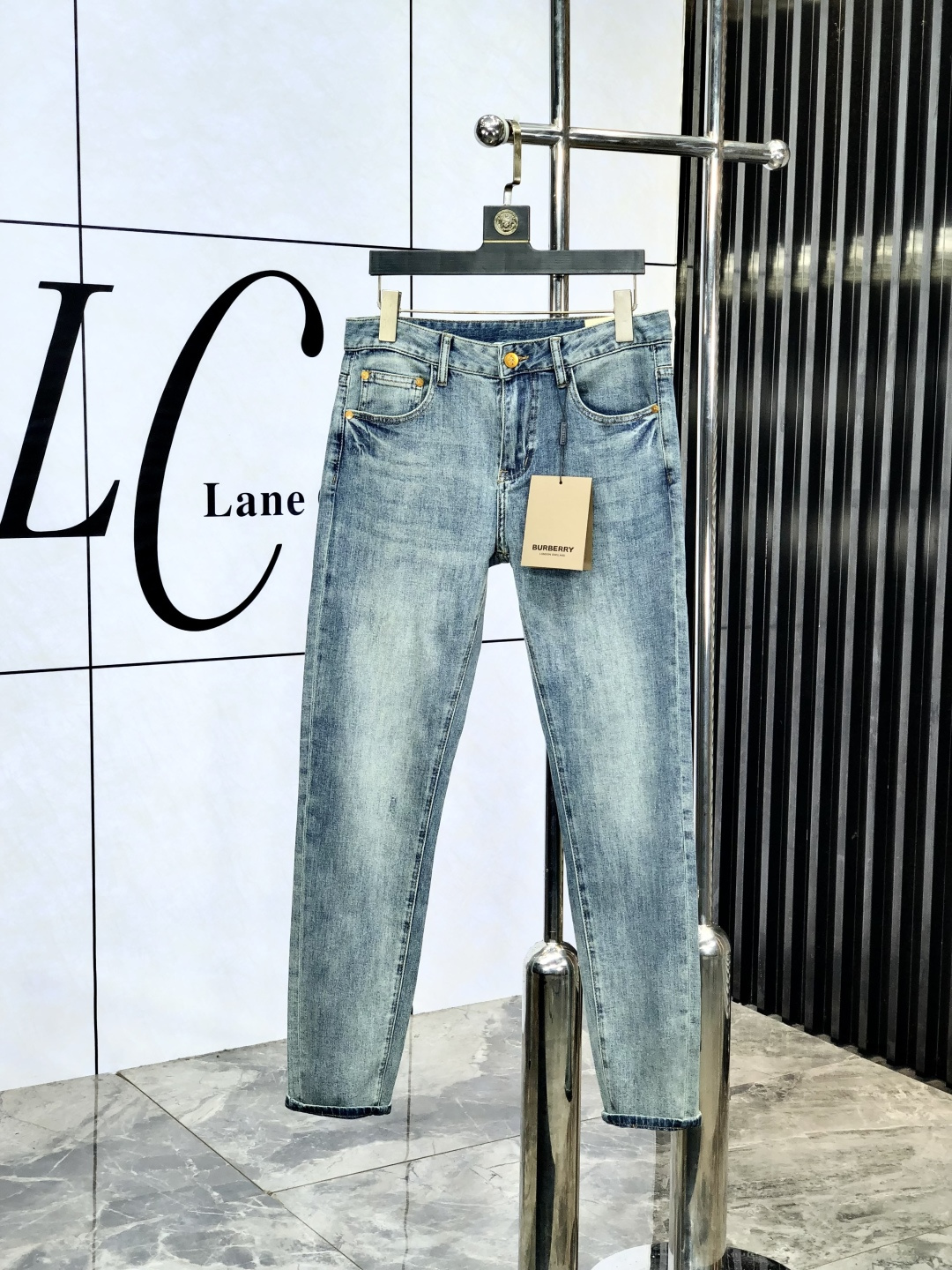 NO:148152,Burberry. The official counter is released simultaneously, 2025SS spring and summer new men's casual jeans, original single quality, custom-made original denim fabric for counter, logo pattern design, original hardware and accessories for b trousers, three-dimensional and clear, realistic effect, c super trendy personality, fashionable and stylish upper body!  Trendy men's must-have items, 28-38, burberry, jeans, alexander wang19860909巴宝莉.官网专柜同步发售,2025SS春夏新品男士休闲牛仔裤,原单品质,专柜定制原版牛仔面料,logo图案设计,b裤身原版五金辅料装饰,立体清晰,效果逼真,c超级潮流个性,上身时尚有型！潮男必备单品 码数28-38,,burberry,jeans,alexander wang,Men's clothing