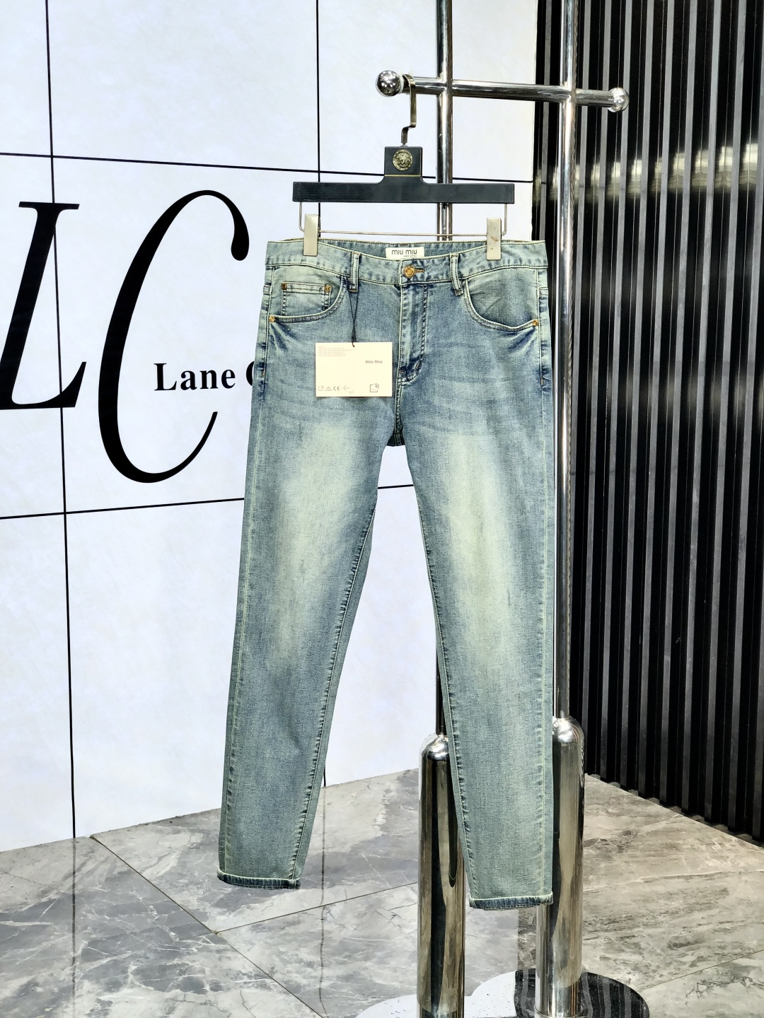 NO:148173,Miuniu. The official counter on the official website is released simultaneously, 2025SS spring and summer new men's casual jeans, original single quality, custom-made original denim fabric for counter, logo pattern design, original hardware and accessories for b trousers, three-dimensional and clear, realistic effect, c super trendy and personalized, fashionable and stylish upper body!  Must-have items for trendy men, 28-38, miumiu, jeans, alexander wang19860909miuniu.官网专柜同步发售,2025SS春夏新品男士休闲牛仔裤,原单品质,专柜定制原版牛仔面料,logo图案设计,b裤身原版五金辅料装饰,立体清晰,效果逼真,c超级潮流个性,上身时尚有型！潮男必备单品 码数28-38,,miumiu,jeans,alexander wang,Men's clothing