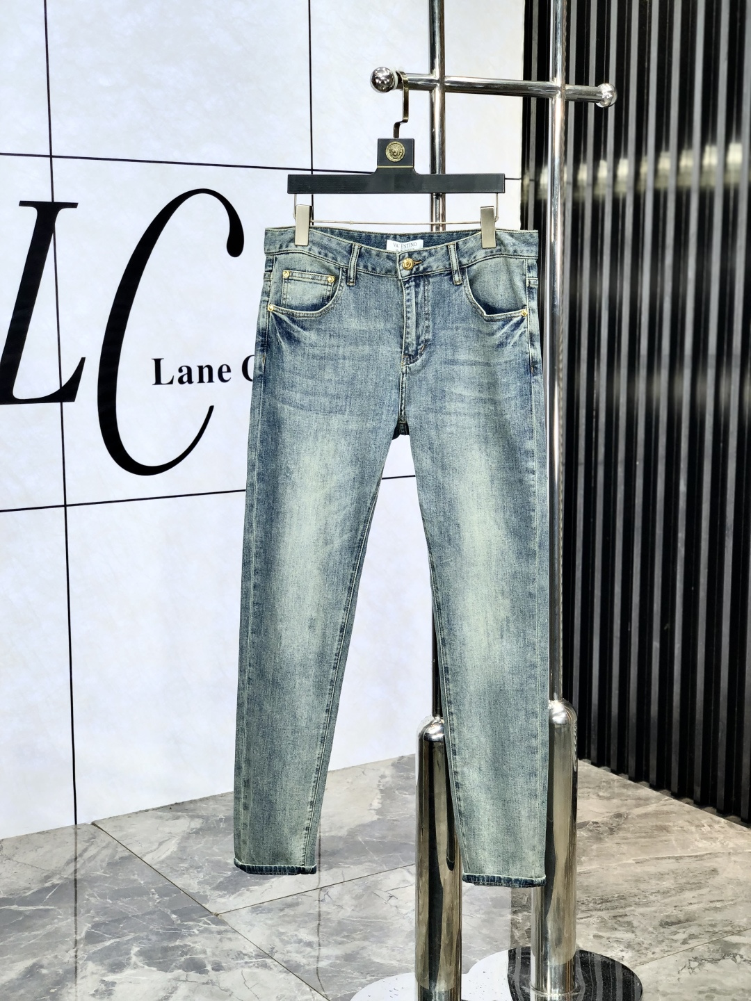 NO:148178,Valentino. The official counter is released simultaneously, 2025SS spring and summer new men's casual jeans, original single quality, custom-made original denim fabric for counter, logo pattern design, original hardware and accessories for b trousers, three-dimensional and clear, realistic effect, c super trendy personality, fashionable and stylish upper body!  Must-have items for trendy men, 28-38, valentino, jeans, alexander wang19860909华伦天奴.官网专柜同步发售,2025SS春夏新品男士休闲牛仔裤,原单品质,专柜定制原版牛仔面料,logo图案设计,b裤身原版五金辅料装饰,立体清晰,效果逼真,c超级潮流个性,上身时尚有型！潮男必备单品 码数28-38,,valentino,jeans,alexander wang,Men's clothing