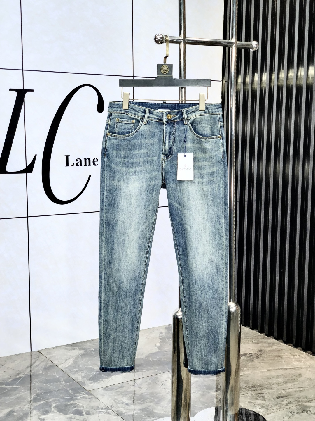 NO:148192,Dior.'s official counter is released simultaneously, 2025SS spring and summer new men's casual jeans, original single quality, custom-made original denim fabric for counter, logo pattern design, original hardware and accessories for b trousers, three-dimensional and clear, realistic effect, c super trendy personality, fashionable and stylish upper body!  Trendy men's must-have items 28-38, Dior, Jeans, Alexander wang19860909Dior.官网专柜同步发售,2025SS春夏新品男士休闲牛仔裤,原单品质,专柜定制原版牛仔面料,logo图案设计,b裤身原版五金辅料装饰,立体清晰,效果逼真,c超级潮流个性,上身时尚有型！潮男必备单品 码数28-38,,dior,jeans,alexander wang,Men's clothing