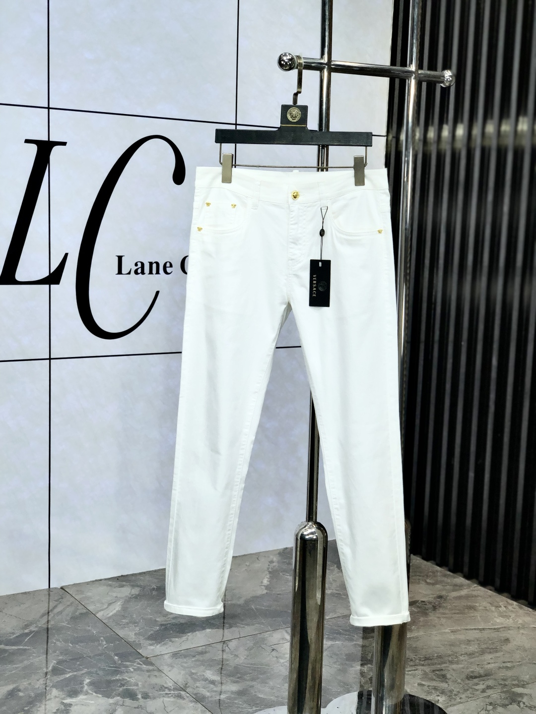 NO:148208,Versace. The official counter is released simultaneously, 2025SS spring and summer new men's casual jeans, original single quality, custom-made original denim fabric for counter, logo pattern design, original hardware and accessories for b trousers, three-dimensional and clear, realistic effect, c super trendy personality, fashionable and stylish upper body!  Trendy men's must-have items, 28-38, versace, jeans, alexander wang19860909范思哲.官网专柜同步发售,2025SS春夏新品男士休闲牛仔裤,原单品质,专柜定制原版牛仔面料,logo图案设计,b裤身原版五金辅料装饰,立体清晰,效果逼真,c超级潮流个性,上身时尚有型！潮男必备单品 码数28-38,,versace,jeans,alexander wang,Men's clothing