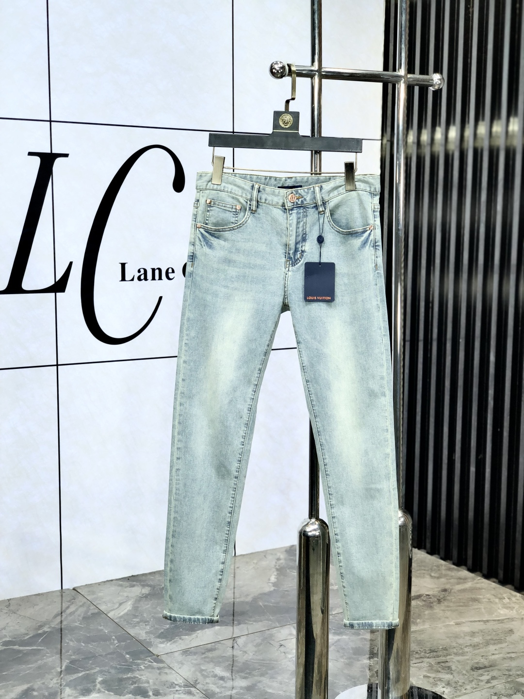 NO:148215,Lv. Official website counters are released simultaneously, 2025SS spring and summer new men's casual jeans, original single quality, custom-made original denim fabrics for counters, logo pattern design, original hardware and accessories for b trousers, three-dimensional and clear, realistic effect, c super trendy and personalized, fashionable and stylish upper body!  Trendy men's must-have items 28-38, louis vuitton, jeans, alexander wang19860909Lv.官网专柜同步发售,2025SS春夏新品男士休闲牛仔裤,原单品质,专柜定制原版牛仔面料,logo图案设计,b裤身原版五金辅料装饰,立体清晰,效果逼真,c超级潮流个性,上身时尚有型！潮男必备单品 码数28-38,,louis vuitton,jeans,alexander wang,Men's clothing
