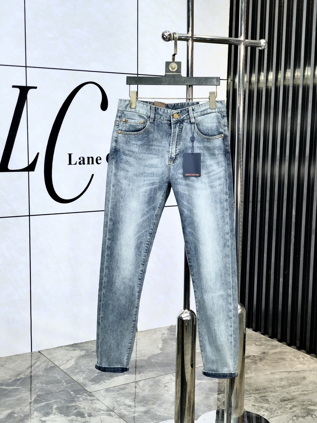 NO:148229,Lv. Official website counters are released simultaneously, 2025SS spring and summer new men's casual jeans, original single quality, custom-made original denim fabrics for counters, logo pattern design, original hardware and accessories for b trousers, three-dimensional and clear, realistic effect, c super trendy and personalized, fashionable and stylish upper body!  Trendy men's must-have items 28-38, louis vuitton, jeans, alexander wang19860909Lv.官网专柜同步发售,2025SS春夏新品男士休闲牛仔裤,原单品质,专柜定制原版牛仔面料,logo图案设计,b裤身原版五金辅料装饰,立体清晰,效果逼真,c超级潮流个性,上身时尚有型！潮男必备单品 码数28-38,,louis vuitton,jeans,alexander wang,Men's clothing