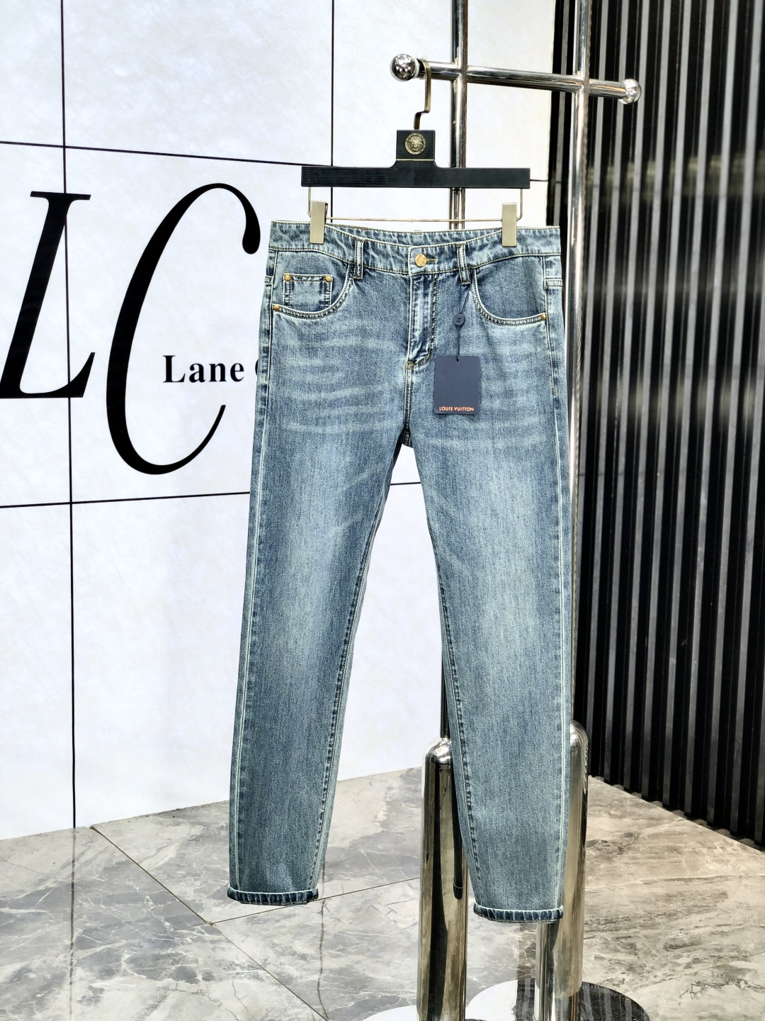 NO:151961,Lv. Official website counters are released simultaneously, 2025SS spring and summer new men's casual jeans, original single quality, custom-made original denim fabrics for counters, logo pattern design, original hardware and accessories for b trousers, three-dimensional and clear, realistic effect, c super trendy and personalized, fashionable and stylish upper body!  Trendy men's must-have items 28-38, louis vuitton, jeans, alexander wang19860909Lv.官网专柜同步发售,2025SS春夏新品男士休闲牛仔裤,原单品质,专柜定制原版牛仔面料,logo图案设计,b裤身原版五金辅料装饰,立体清晰,效果逼真,c超级潮流个性,上身时尚有型！潮男必备单品 码数28-38,,louis vuitton,jeans,alexander wang,Men's clothing