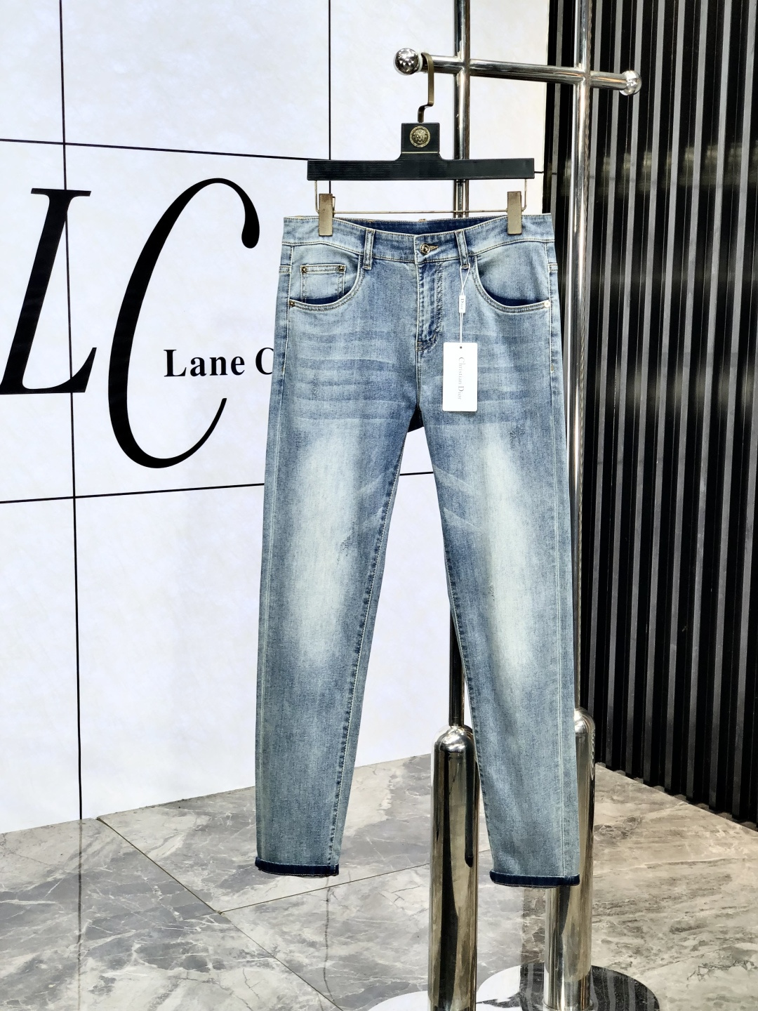 NO:151986,Dior.'s official counter is released simultaneously, 2025SS spring and summer new men's casual jeans, original single quality, custom-made original denim fabric for counter, logo pattern design, original hardware and accessories for b trousers, three-dimensional and clear, realistic effect, c super trendy personality, fashionable and stylish upper body!  Trendy men's must-have items 28-38, Dior, Jeans, Alexander wang19860909Dior.官网专柜同步发售,2025SS春夏新品男士休闲牛仔裤,原单品质,专柜定制原版牛仔面料,logo图案设计,b裤身原版五金辅料装饰,立体清晰,效果逼真,c超级潮流个性,上身时尚有型！潮男必备单品 码数28-38,,dior,jeans,alexander wang,Men's clothing