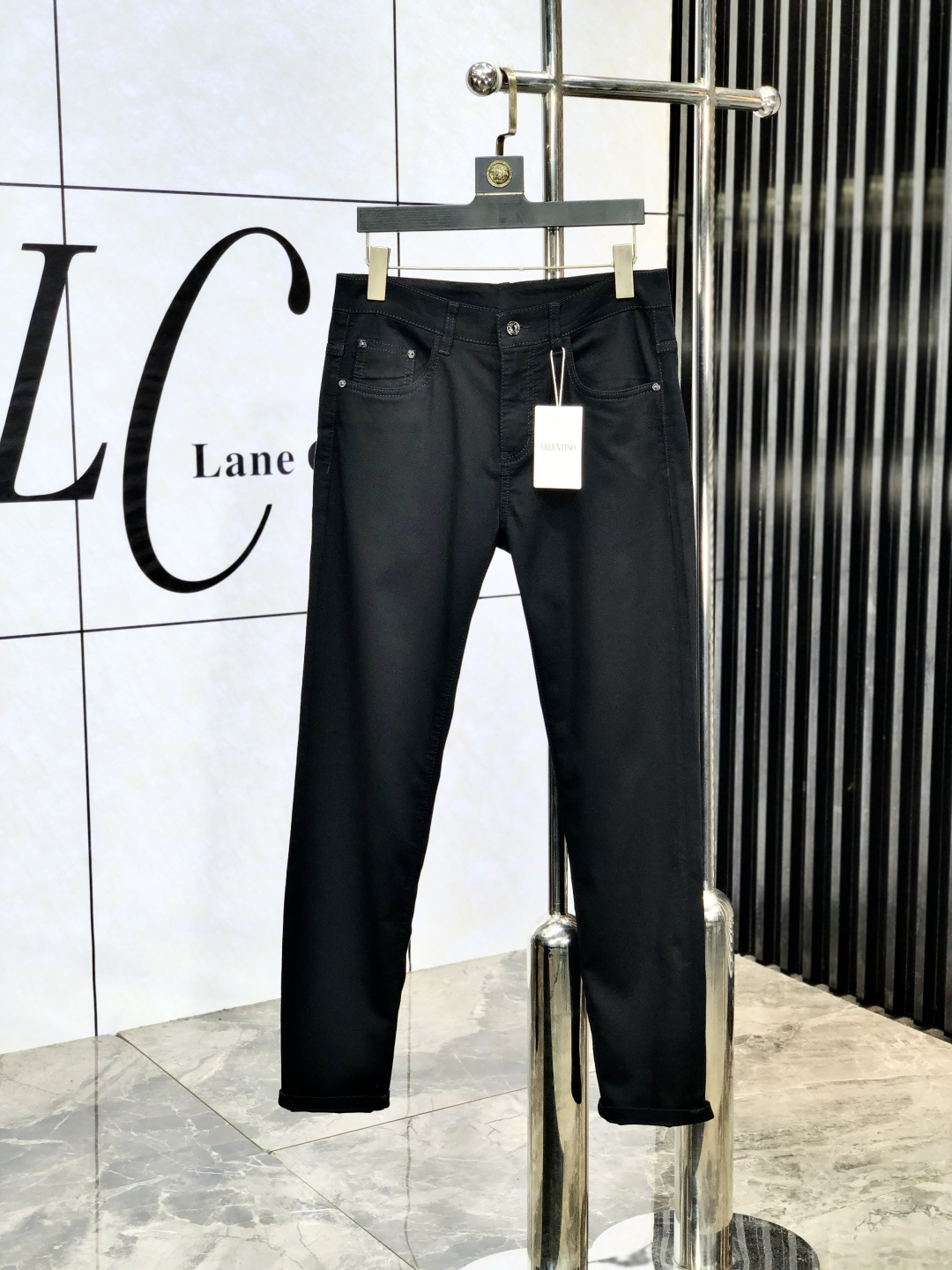 NO:151996,Valentino. The official counter is released simultaneously, 2025SS spring and summer new men's casual jeans, original single quality, custom-made original denim fabric for counter, logo pattern design, original hardware and accessories for b trousers, three-dimensional and clear, realistic effect, c super trendy personality, fashionable and stylish upper body!  Must-have items for trendy men, 28-38, valentino, jeans, alexander wang19860909华伦天奴 .官网专柜同步发售,2025SS春夏新品男士休闲牛仔裤,原单品质,专柜定制原版牛仔面料,logo图案设计,b裤身原版五金辅料装饰,立体清晰,效果逼真,c超级潮流个性,上身时尚有型！潮男必备单品 码数28-38,,valentino,jeans,alexander wang,Men's clothing