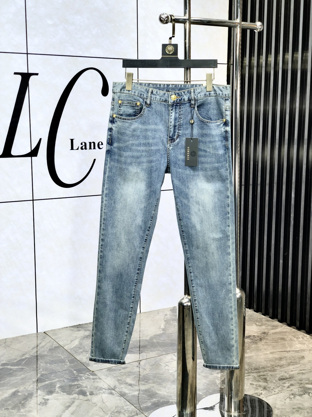 NO:152006,Versace. The official counter is released simultaneously on the counter, 2025SS spring and summer new men's casual jeans, original single quality, custom-made original denim fabric for counter, logo pattern design, original hardware and accessories for b trousers, three-dimensional and clear, realistic effect, c super trendy personality, fashionable and stylish upper body!  Trendy men's must-have items, 28-38, versace, jeans, alexander wang19860909范思哲.官网专柜同步发售,2025SS春夏新品男士休闲牛仔裤,原单品质,专柜定制原版牛仔面料,logo图案设计,b裤身原版五金辅料装饰,立体清晰,效果逼真,c超级潮流个性,上身时尚有型！潮男必备单品 码数28-38,,versace,jeans,alexander wang,Men's clothing