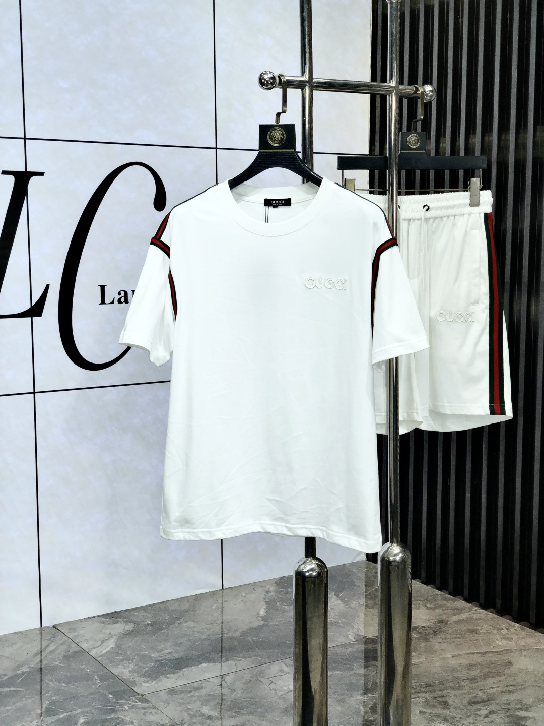 NO:151975,.Gucci.2025 spring and summer new men's short-sleeved T-shirt shorts set is available at the counter simultaneously. Simple, fashionable and versatile. High-end quality. Side logo design. Custom imported pure cotton fabric. Comfortable and breathable. High-grade and textured. Fashionable and casual!  k1 NB original single production code number M-3xL.m wear 175/130, gucci, shorts, T-shirt, tees, t-shirt, alexander wang19860909.Gucci.2025春夏新款男士短袖T恤短裤套装 柜台同步发售 简洁时尚百搭 高端品质 侧边logo布标设计 定制进口纯棉棉面料 穿着舒适 透气 档次高很有质感 时尚又休闲！k1 NB原单出品 码数M-3xL.m穿175/130,,gucci,shorts,T-shirt,tees，t-shirt,alexander wang,Men's clothing